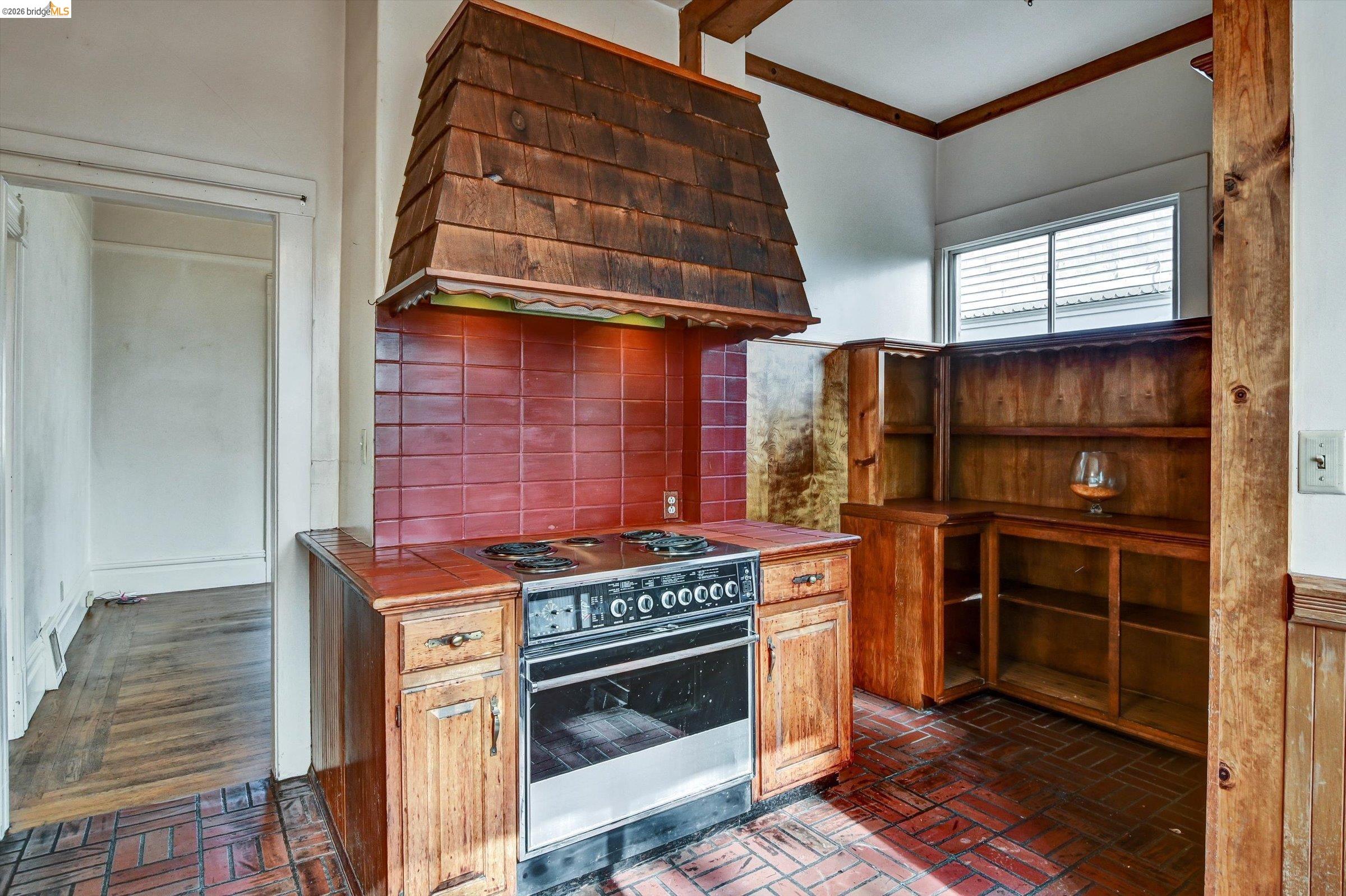 Detail Gallery Image 12 of 60 For 1822 Clinton Ave, Alameda,  CA 94501 - 7 Beds | 3 Baths