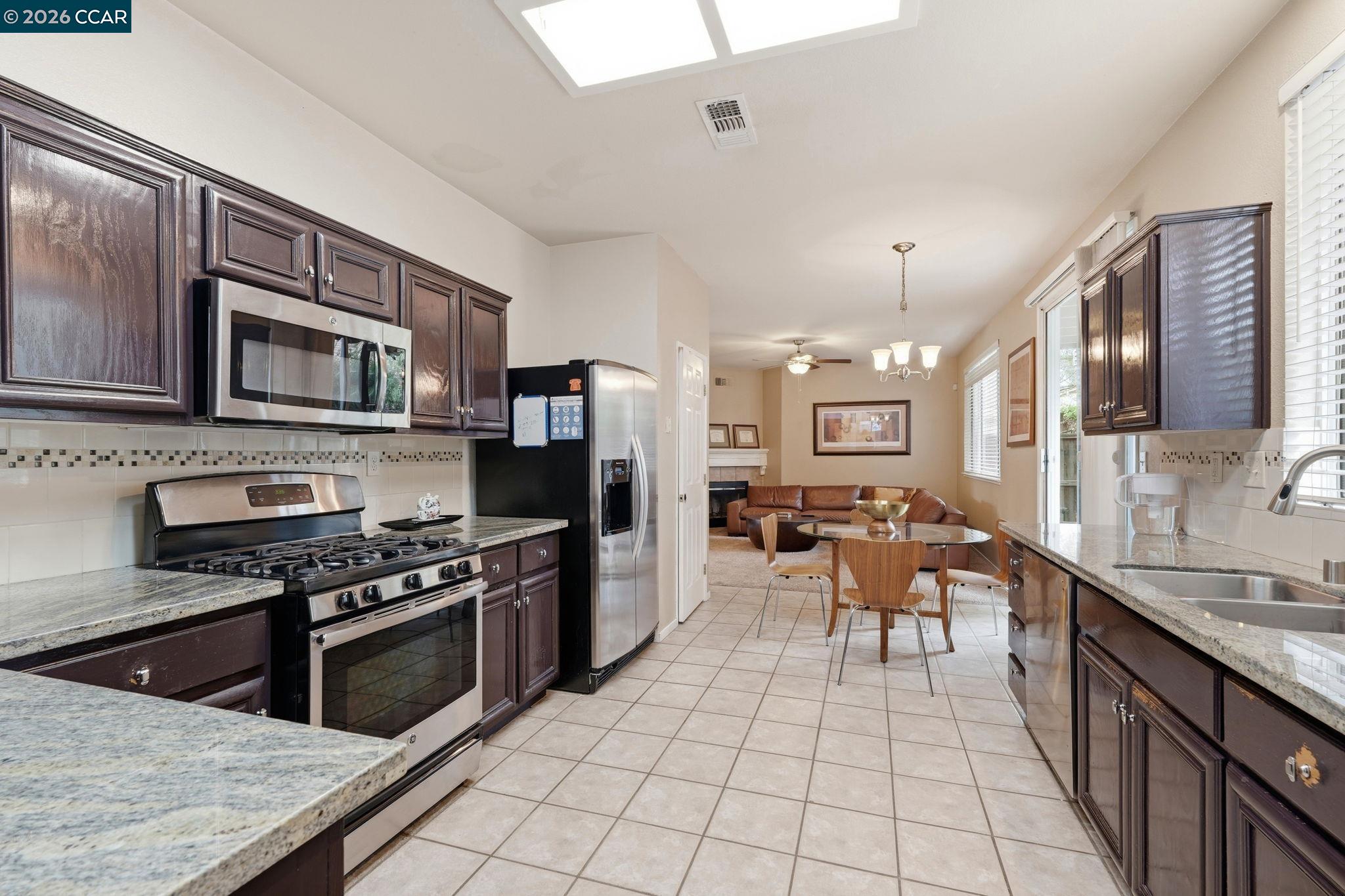 Detail Gallery Image 5 of 43 For 5683 Vintage Cir, Stockton,  CA 95219 - 3 Beds | 2/1 Baths