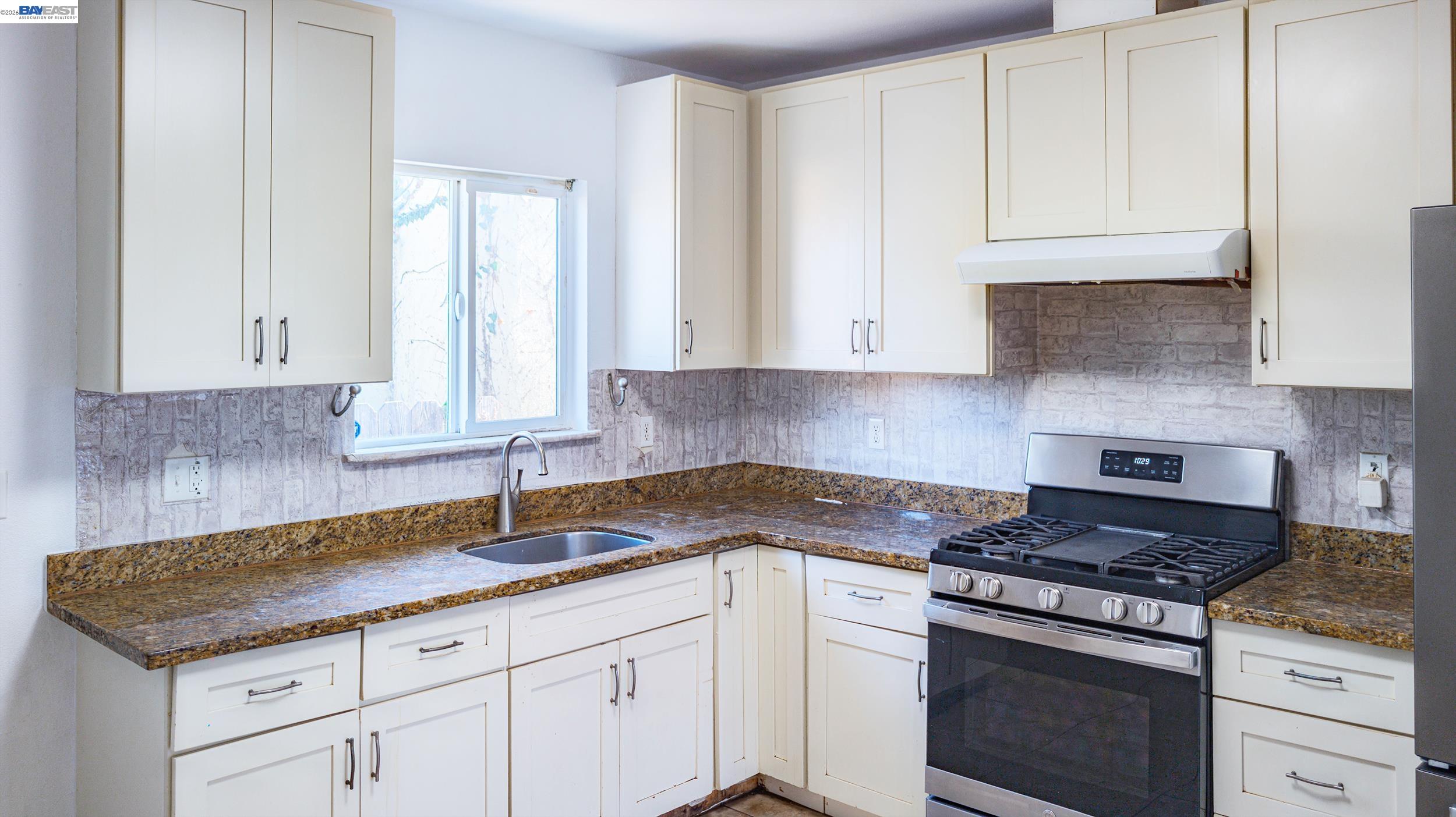 Detail Gallery Image 2 of 11 For 1601 79th Avenue, Oakland,  CA 94621 - 2 Beds | 1 Baths