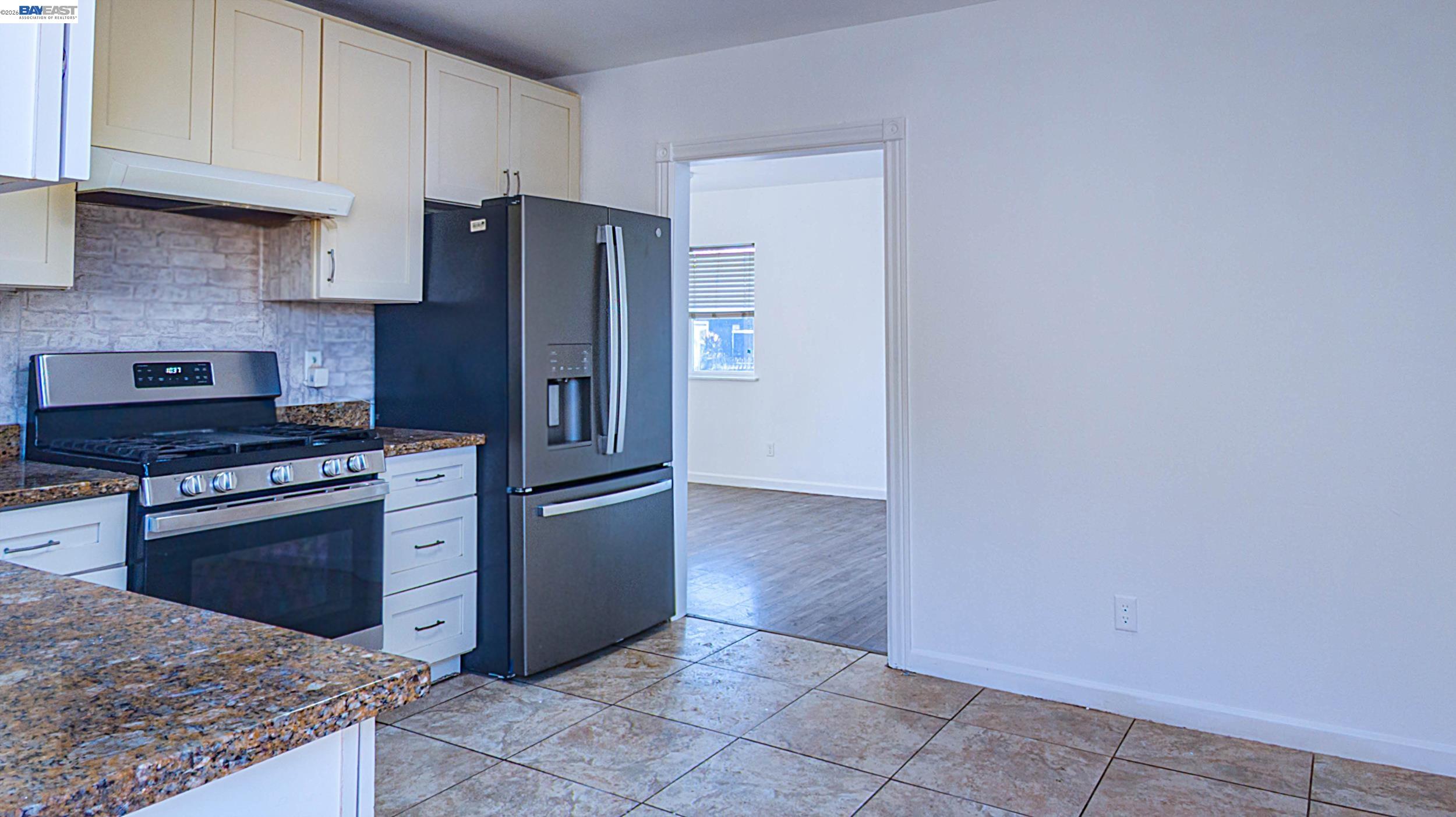 Detail Gallery Image 3 of 11 For 1601 79th Avenue, Oakland,  CA 94621 - 2 Beds | 1 Baths