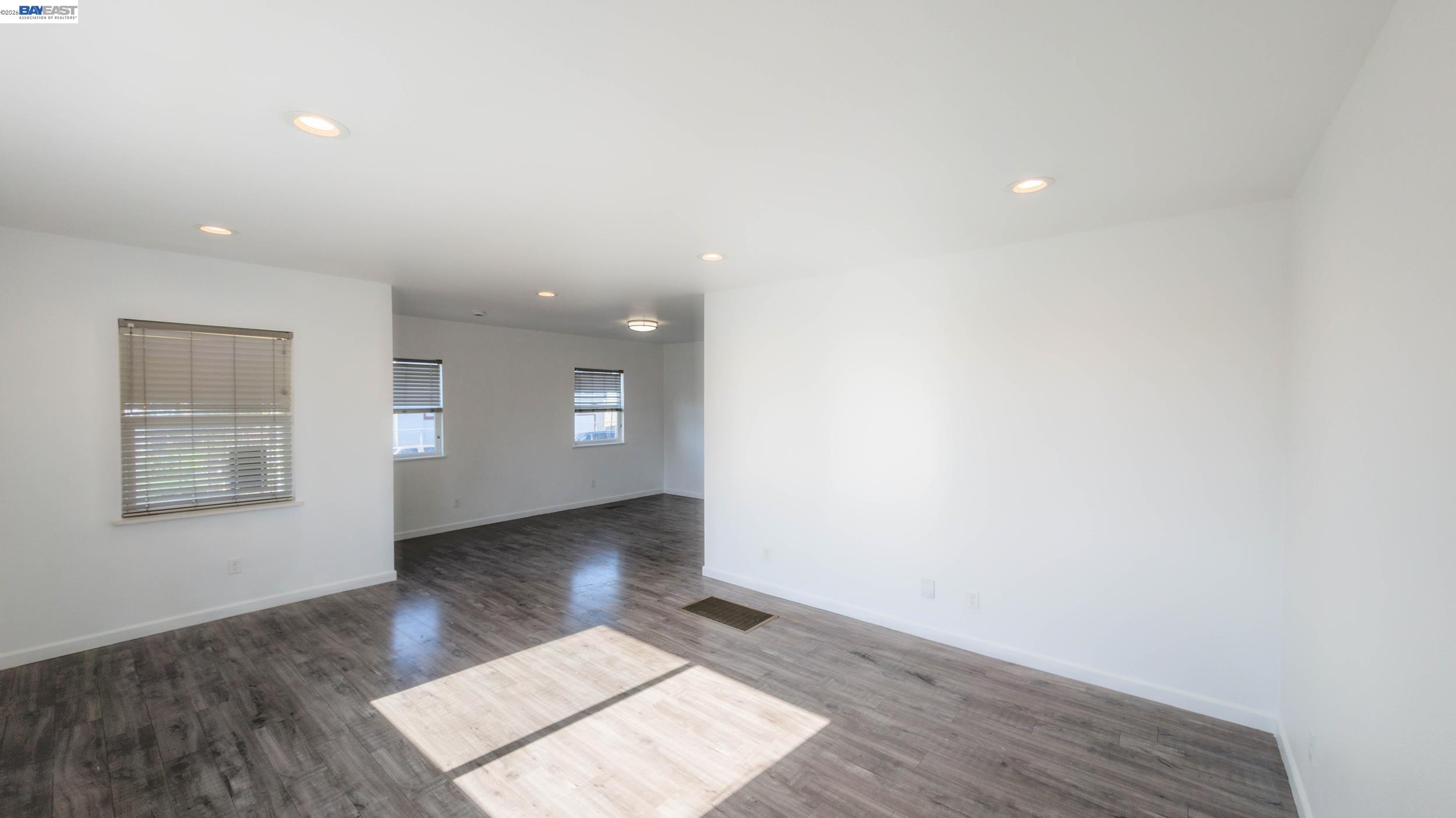 Detail Gallery Image 5 of 11 For 1601 79th Avenue, Oakland,  CA 94621 - 2 Beds | 1 Baths