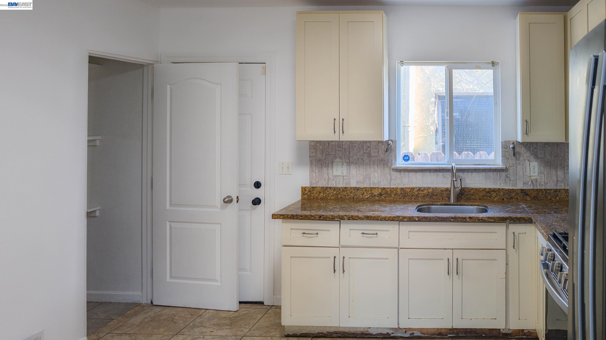 Detail Gallery Image 6 of 11 For 1601 79th Avenue, Oakland,  CA 94621 - 2 Beds | 1 Baths