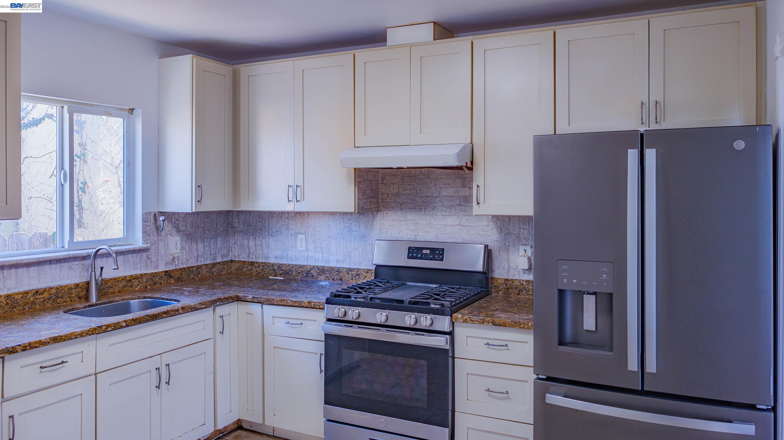 Detail Gallery Image 10 of 11 For 1601 79th Avenue, Oakland,  CA 94621 - 2 Beds | 1 Baths