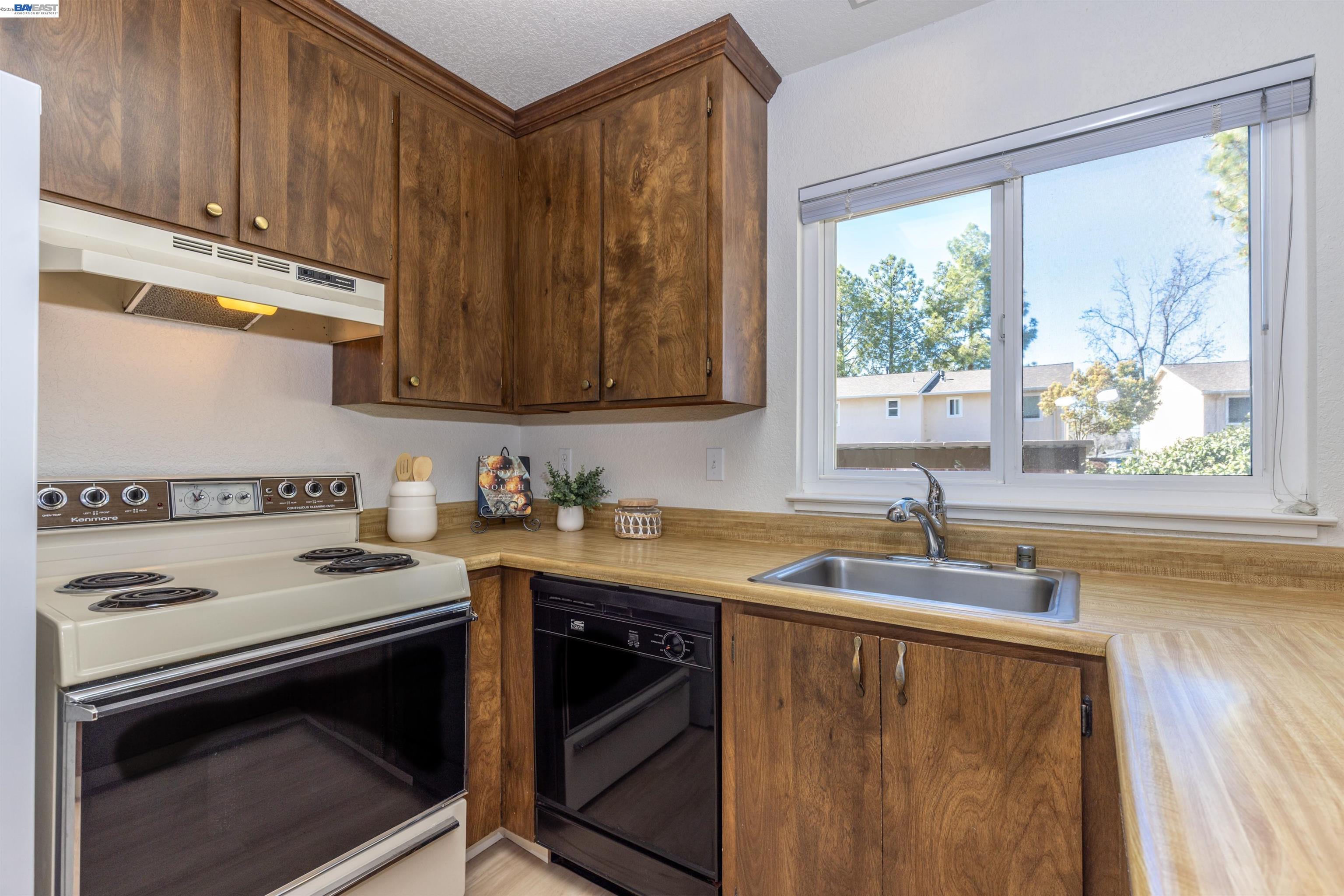 Photo #2: 41125517 Listing: Photo #2