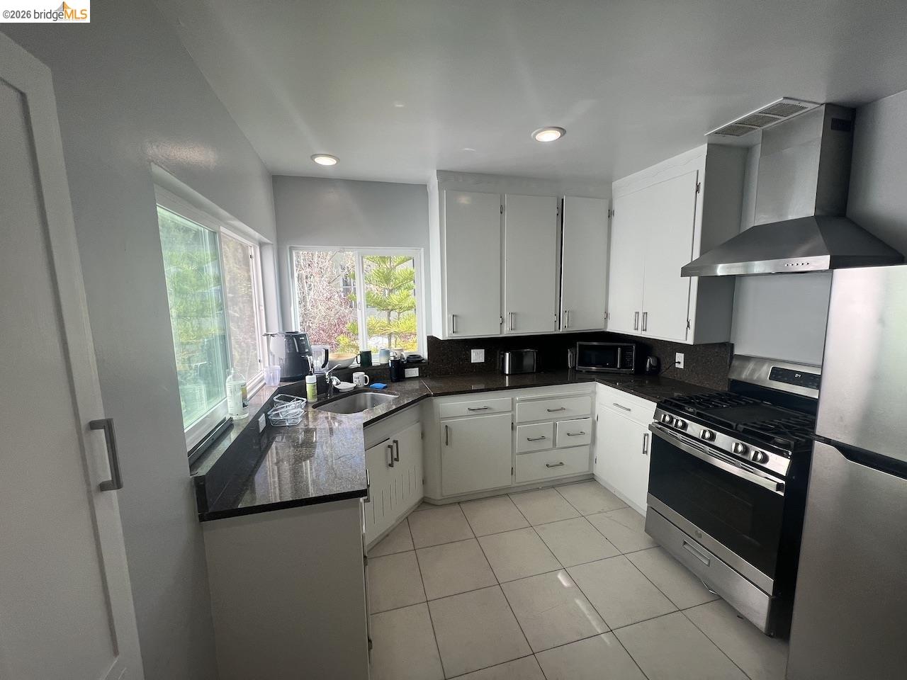 Detail Gallery Image 4 of 6 For 2554 Virginia St, Berkeley,  CA 94709 - 2 Beds | 1 Baths