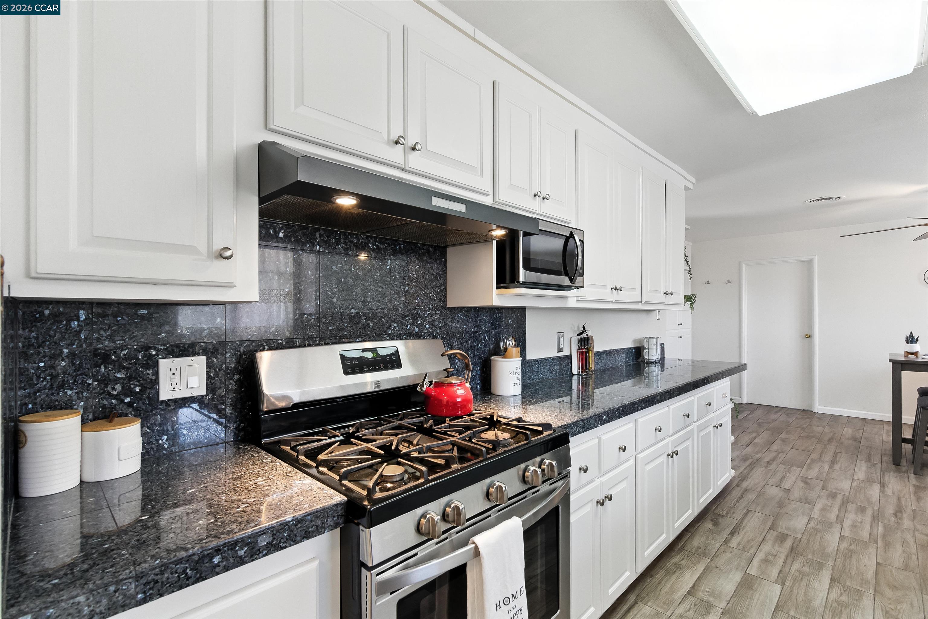 Detail Gallery Image 11 of 37 For 1201 Valle Vista Ave, Vallejo,  CA 94589-2826 - 3 Beds | 2 Baths