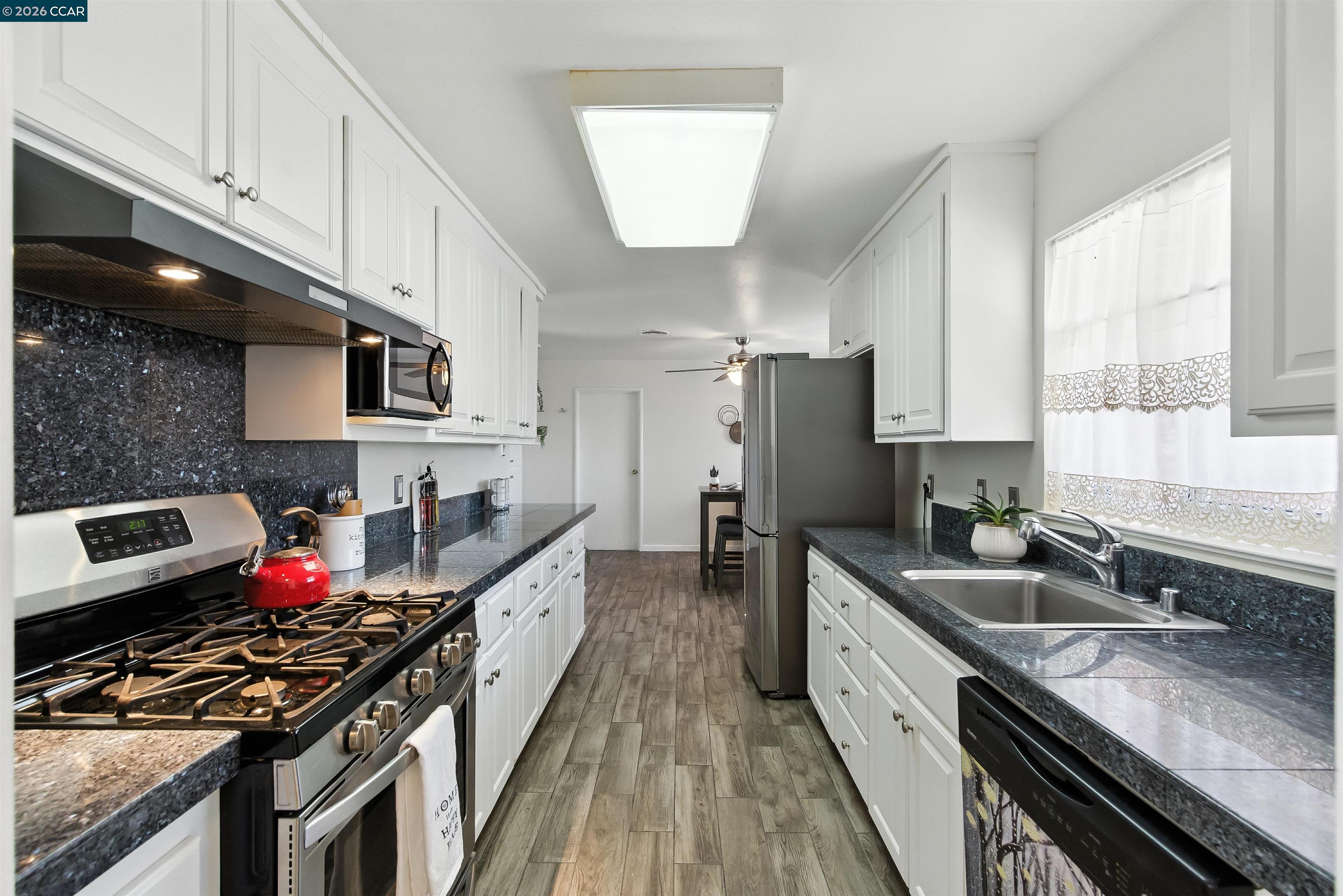 Detail Gallery Image 9 of 37 For 1201 Valle Vista Ave, Vallejo,  CA 94589-2826 - 3 Beds | 2 Baths