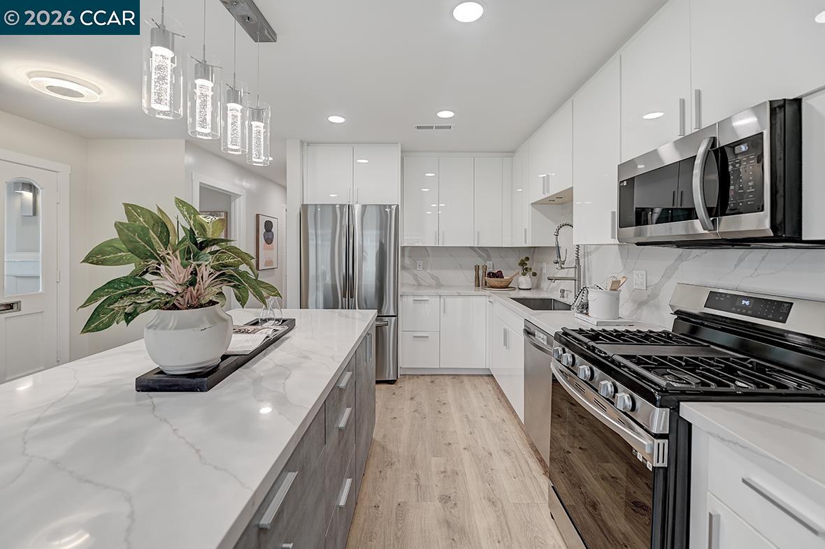 Photo #3: 41125529 Listing: Photo #3