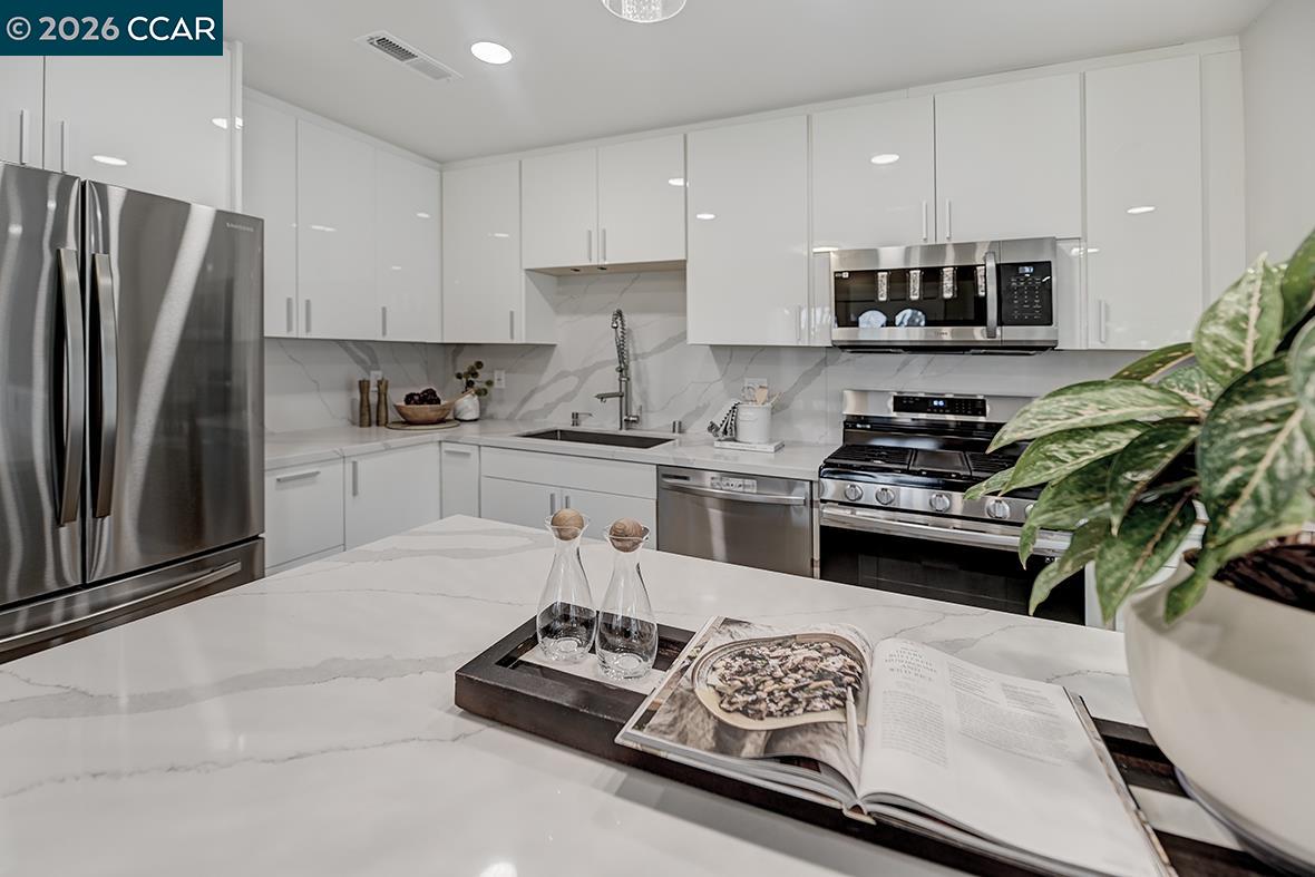 Photo #4: 41125529 Listing: Photo #4