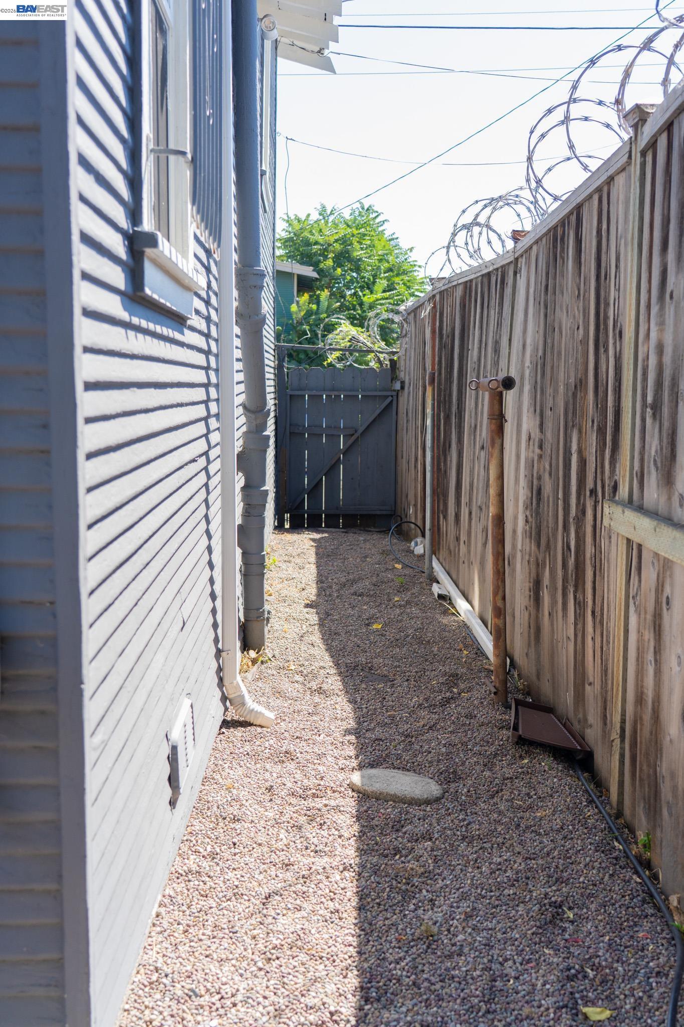 Detail Gallery Image 20 of 22 For 2921 Havenscourt Blvd, Oakland,  CA 94605 - 2 Beds | 1 Baths