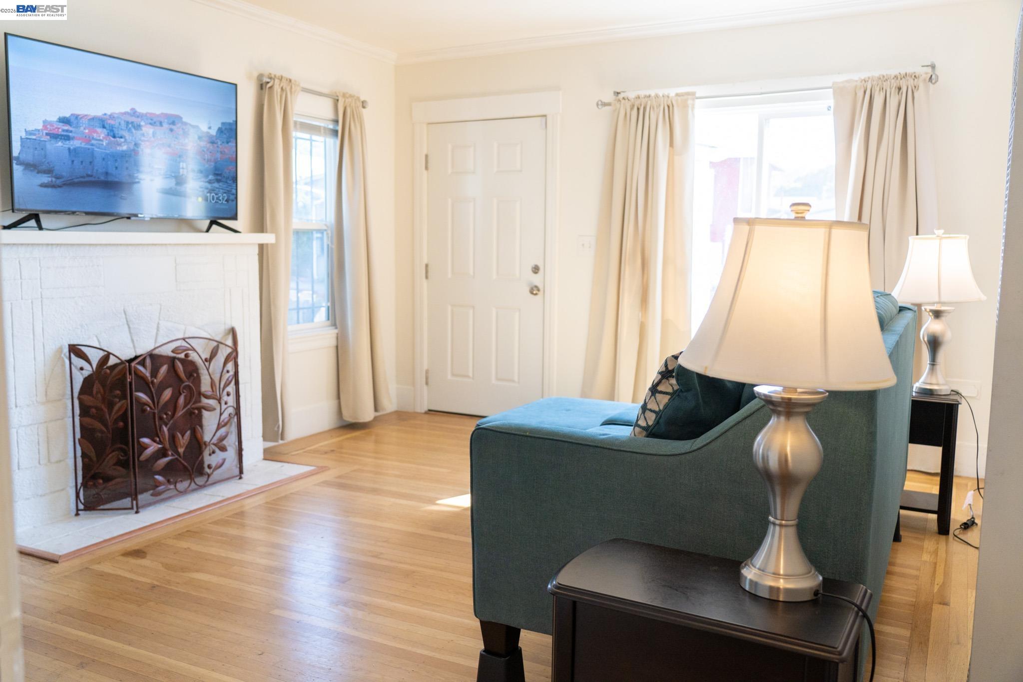 Detail Gallery Image 4 of 22 For 2921 Havenscourt Blvd, Oakland,  CA 94605 - 2 Beds | 1 Baths