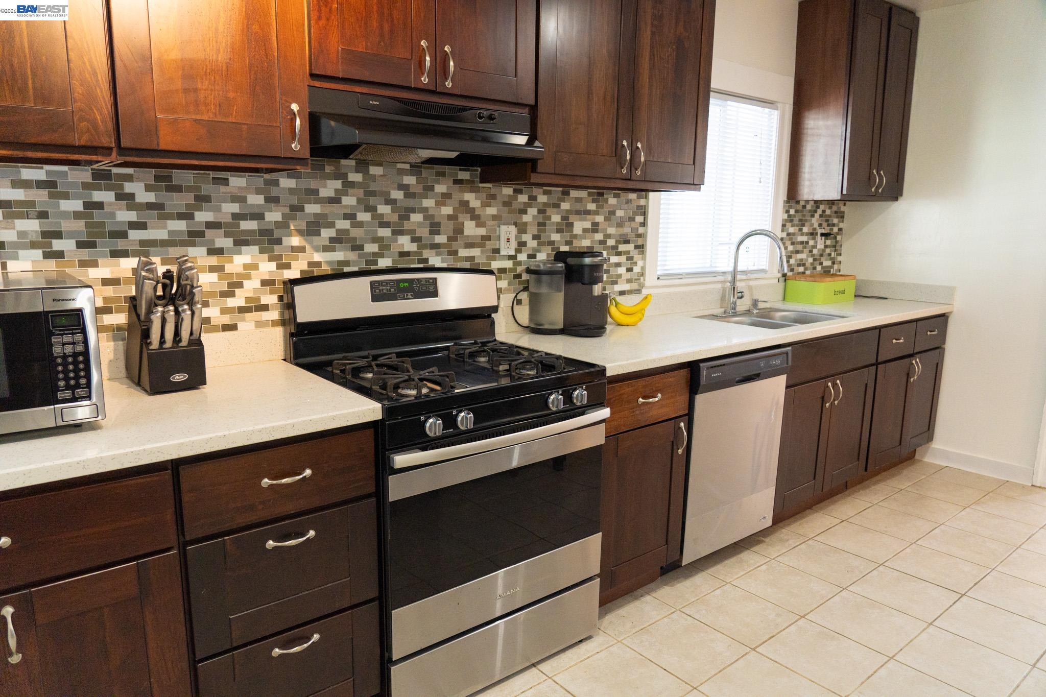 Detail Gallery Image 9 of 22 For 2921 Havenscourt Blvd, Oakland,  CA 94605 - 2 Beds | 1 Baths