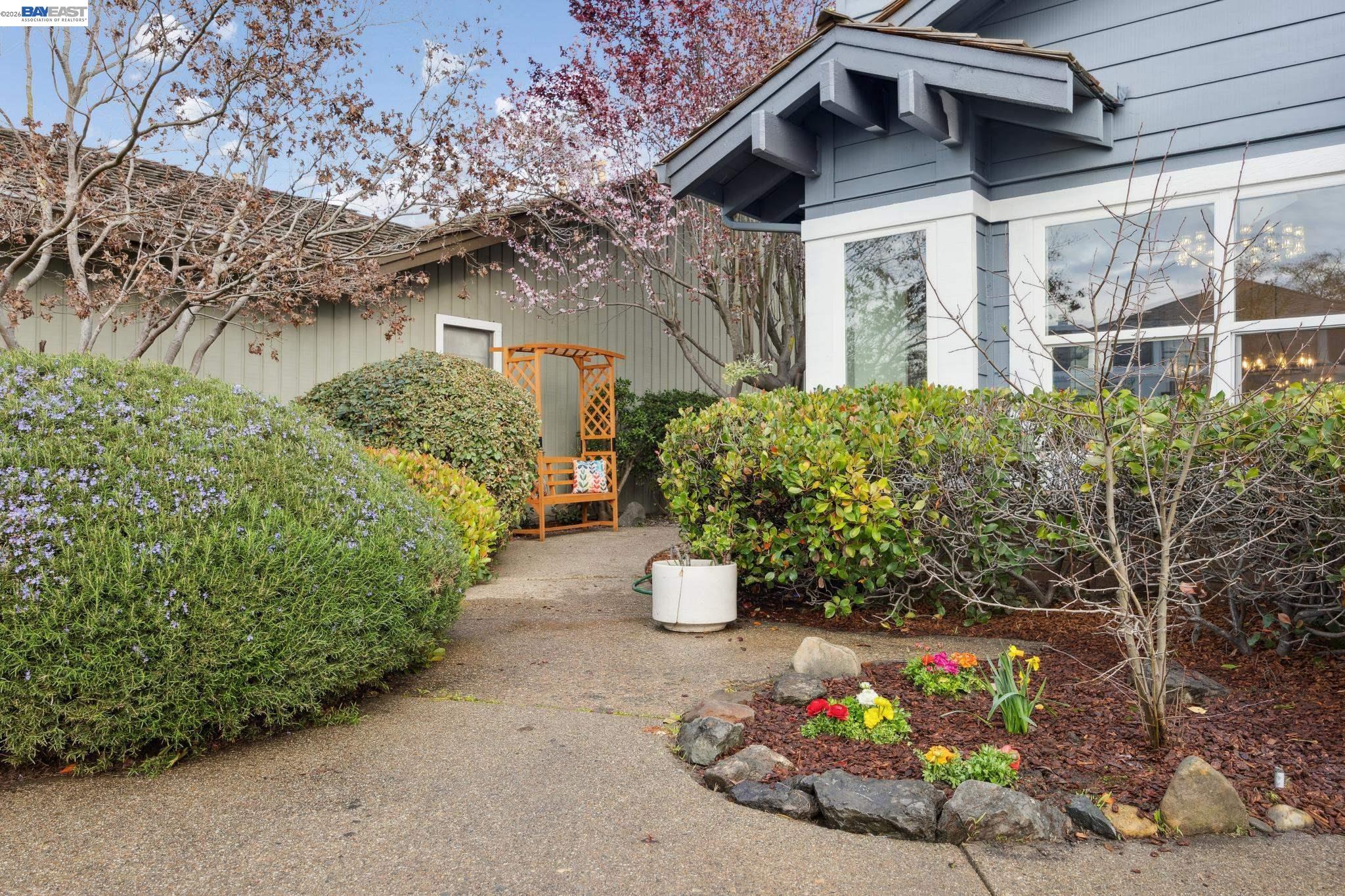 Detail Gallery Image 2 of 38 For 30 Sea Brg, Alameda,  CA 94502 - 3 Beds | 2/1 Baths