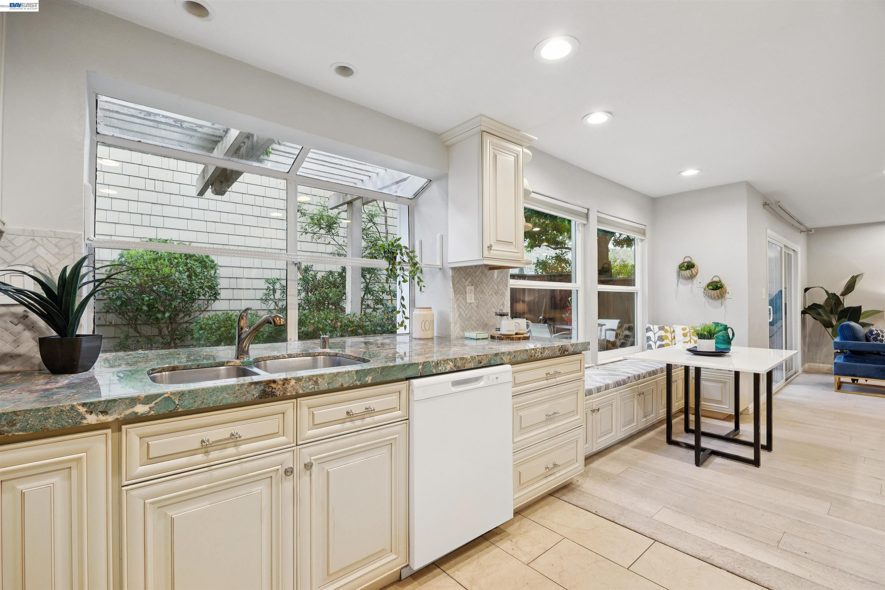 Detail Gallery Image 9 of 38 For 30 Sea Brg, Alameda,  CA 94502 - 3 Beds | 2/1 Baths