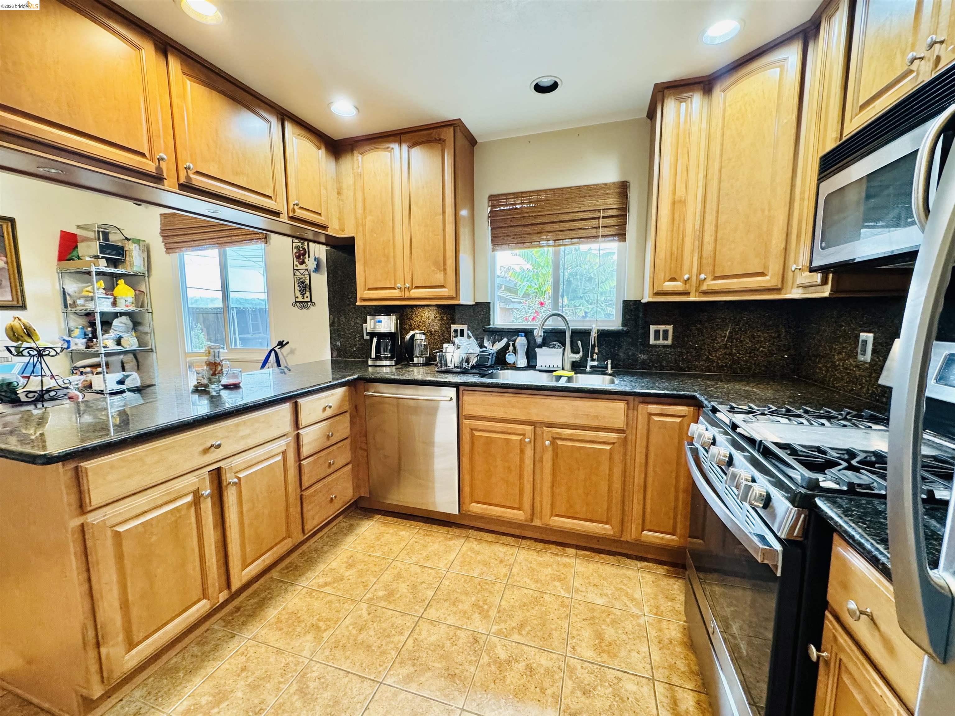 Detail Gallery Image 2 of 19 For 40 E Harper St, Stockton,  CA 95204 - 3 Beds | 2 Baths