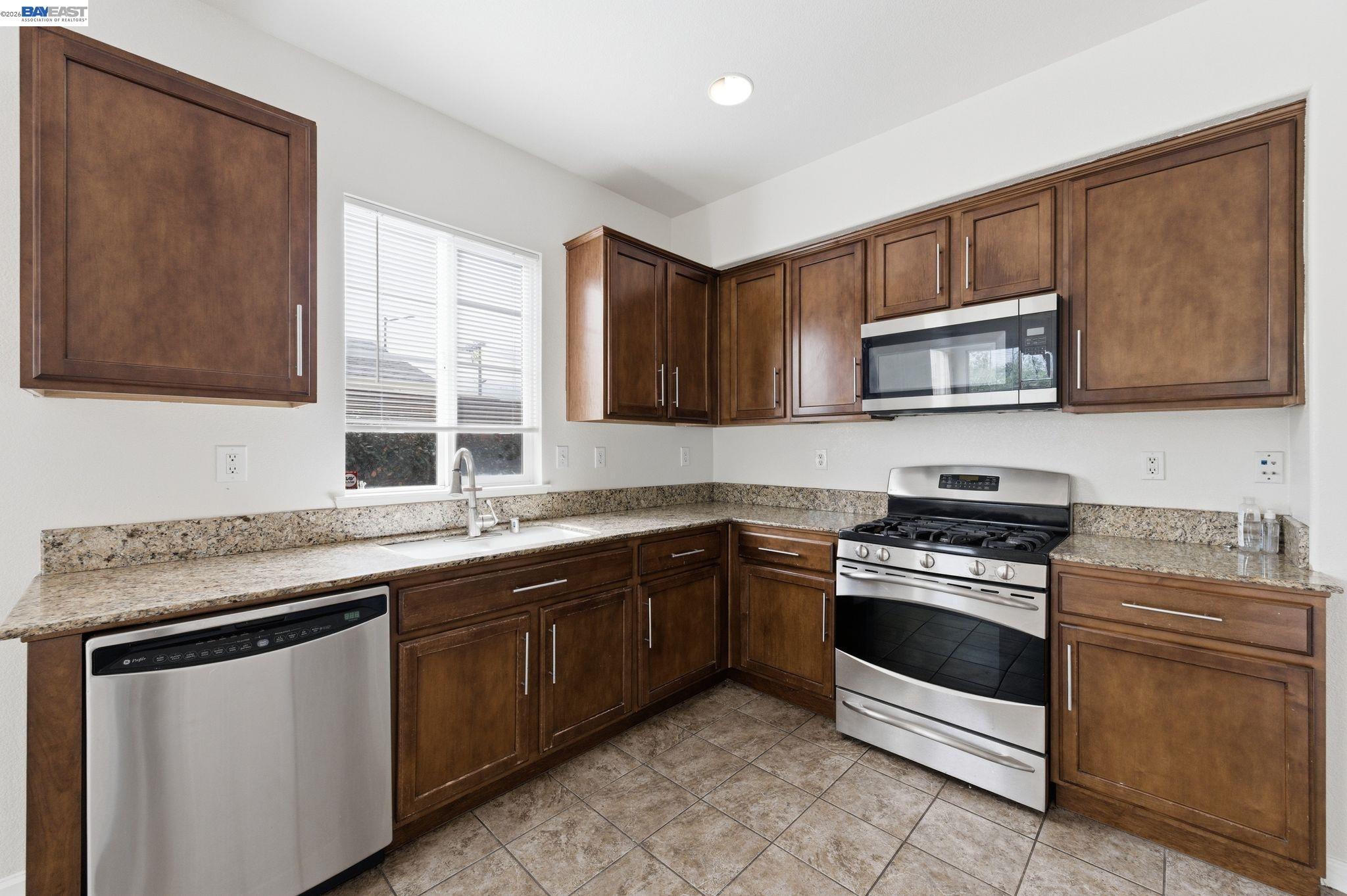 Detail Gallery Image 8 of 28 For 1405 Cat Tail Dr, Stockton,  CA 95204 - 4 Beds | 2/1 Baths