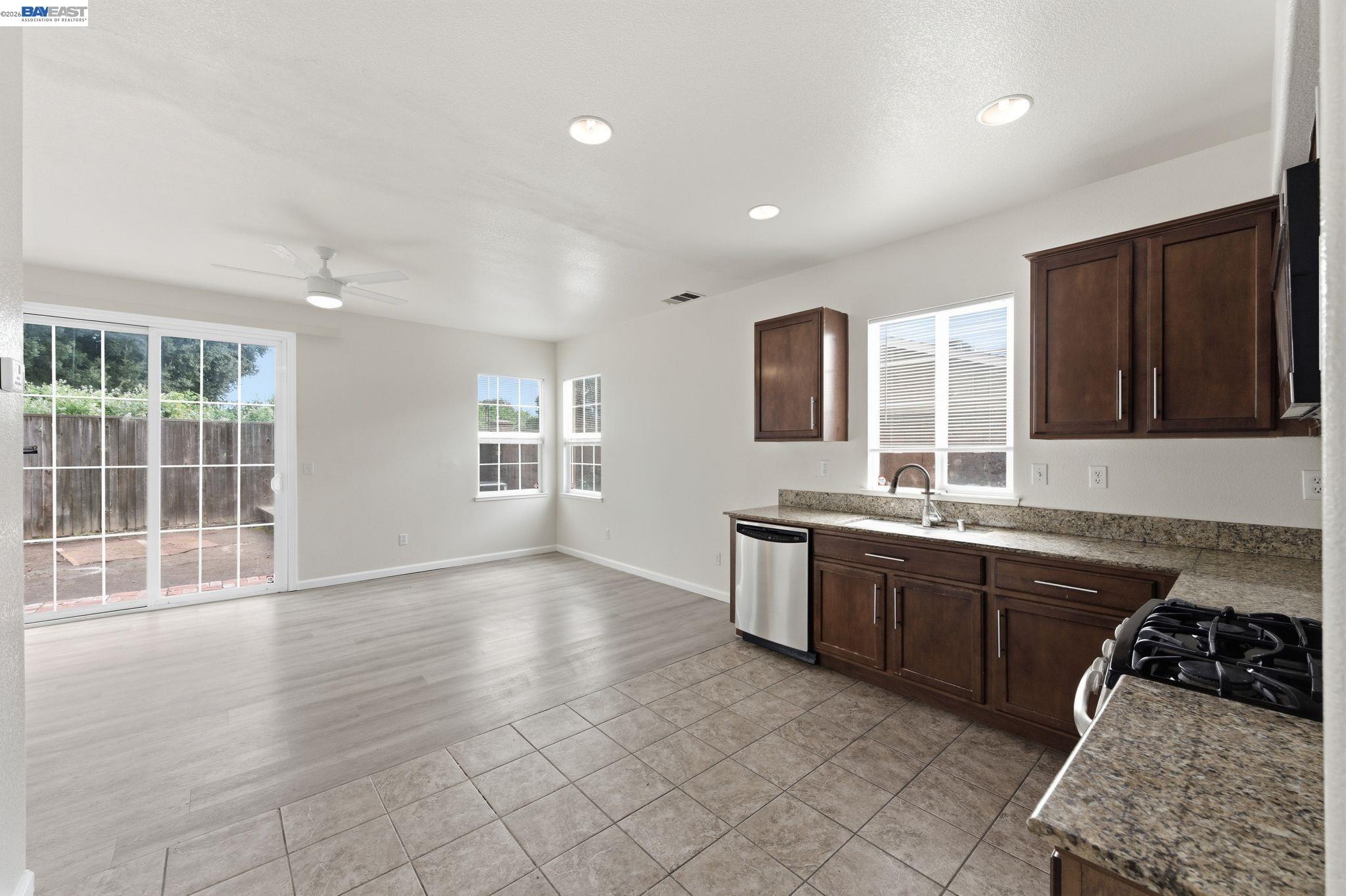Detail Gallery Image 9 of 28 For 1405 Cat Tail Dr, Stockton,  CA 95204 - 4 Beds | 2/1 Baths