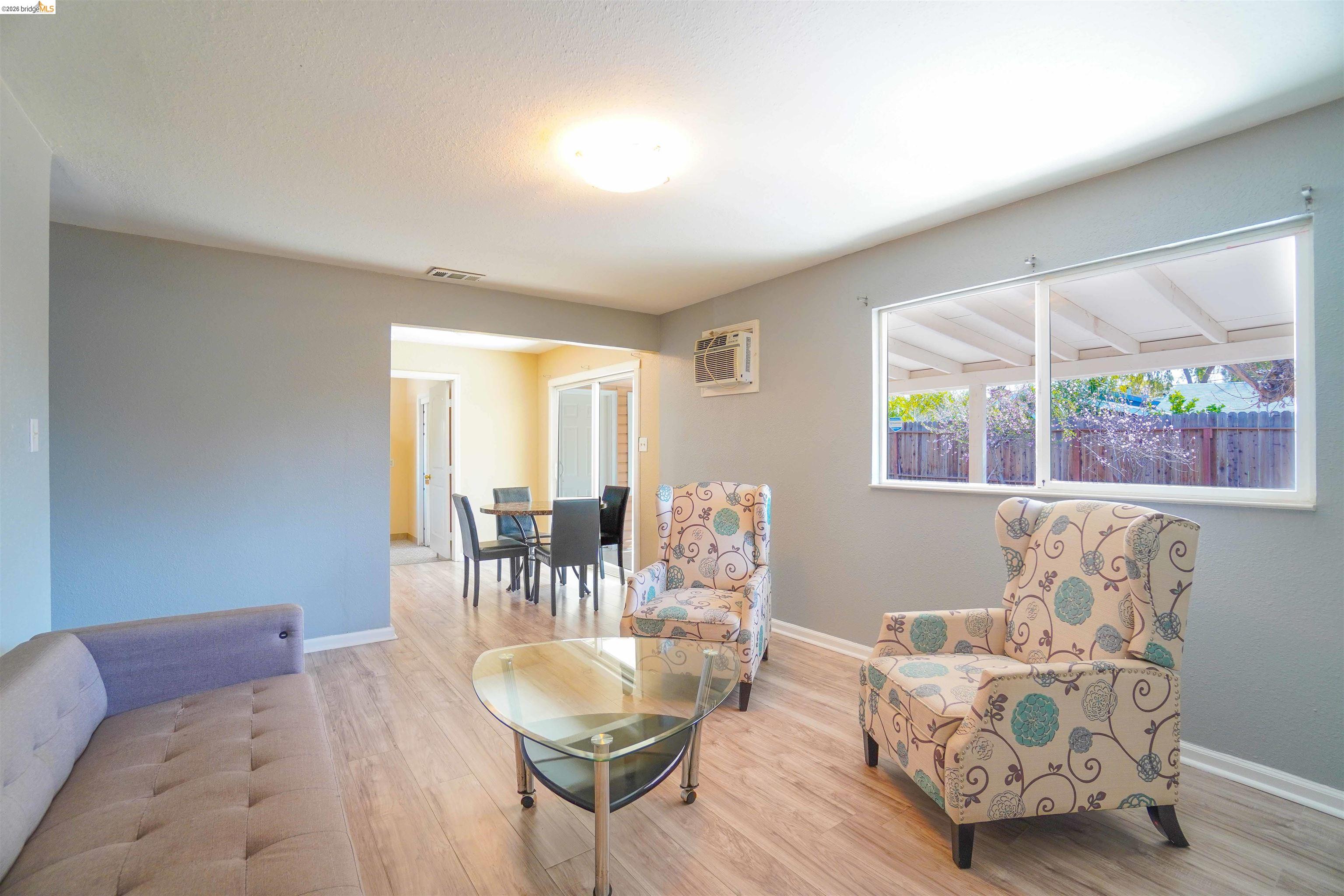 Detail Gallery Image 5 of 6 For 614 Chester Dr, Pittsburg,  CA 94565 - 4 Beds | 2 Baths