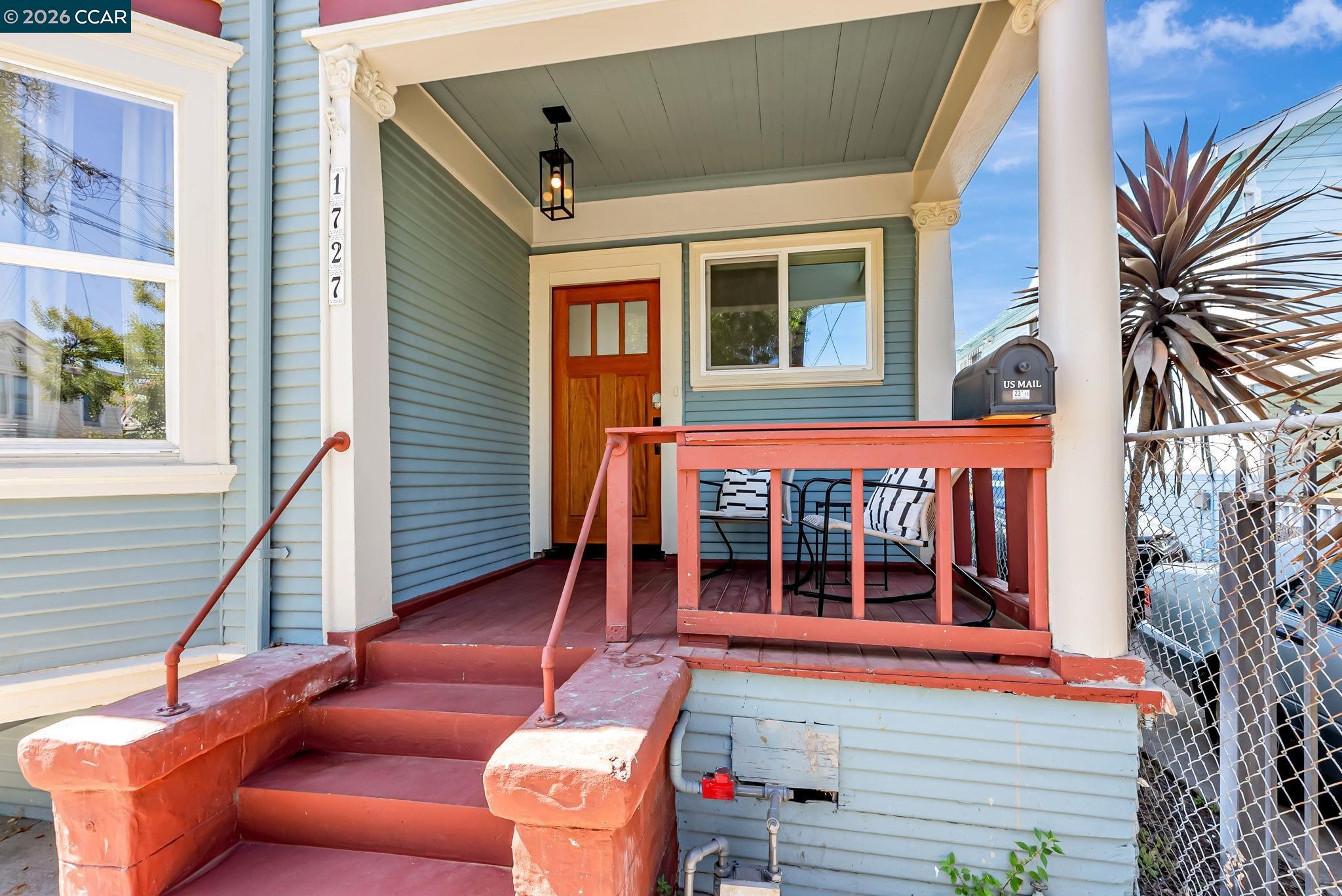 Detail Gallery Image 2 of 37 For 1727 9th St, Oakland,  CA 94607 - 4 Beds | 1/1 Baths