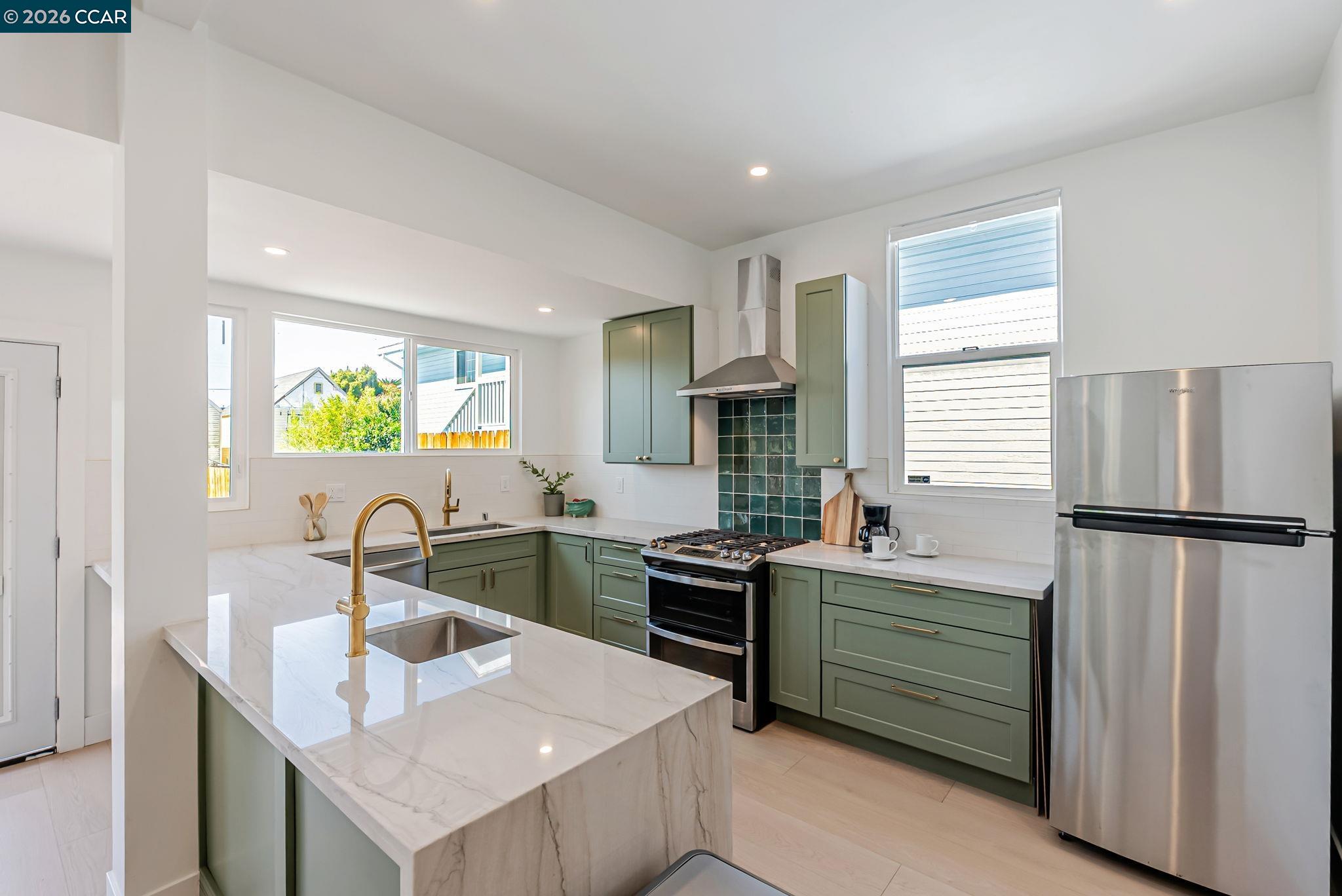 Detail Gallery Image 9 of 37 For 1727 9th St, Oakland,  CA 94607 - 4 Beds | 1/1 Baths