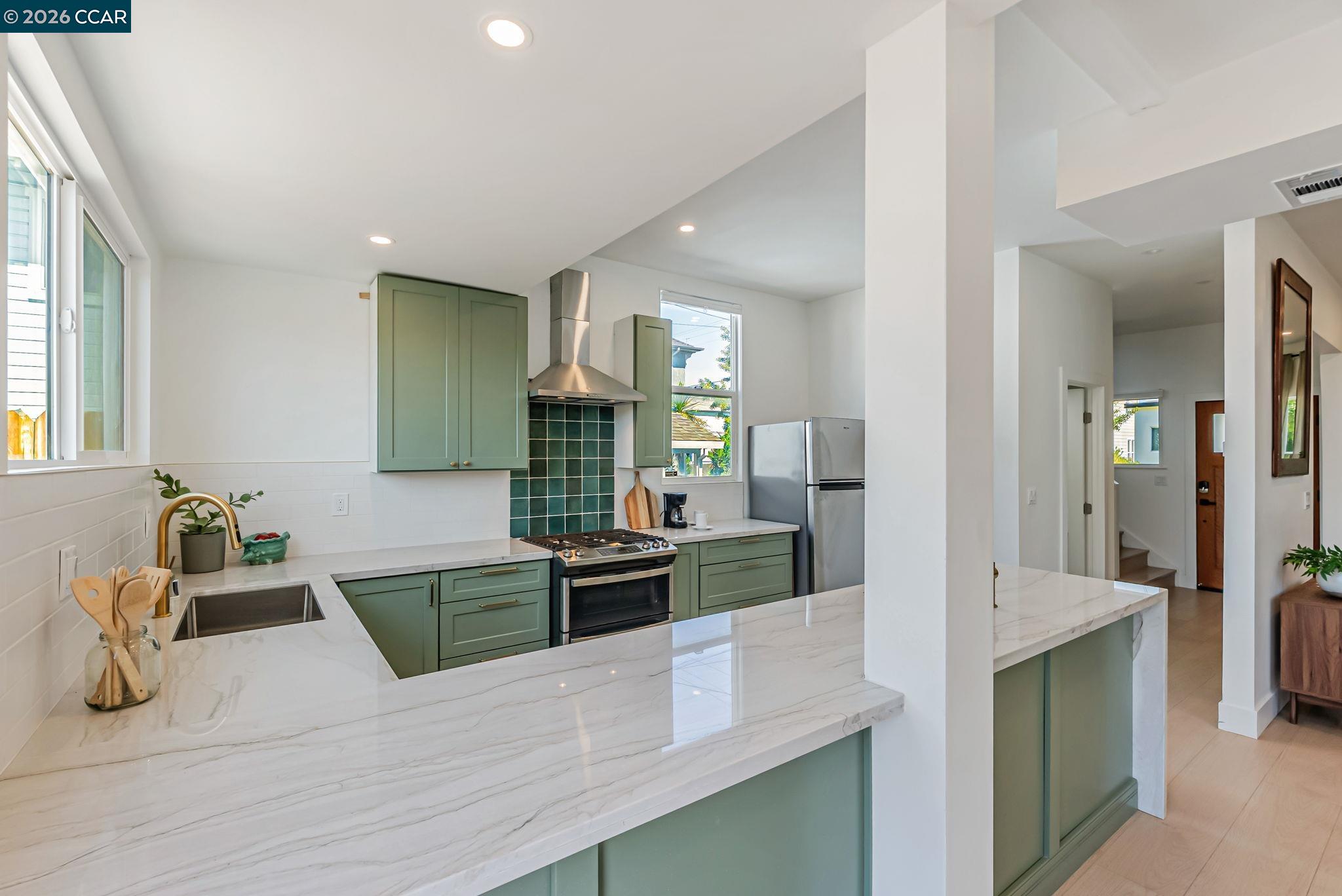 Detail Gallery Image 10 of 37 For 1727 9th St, Oakland,  CA 94607 - 4 Beds | 1/1 Baths