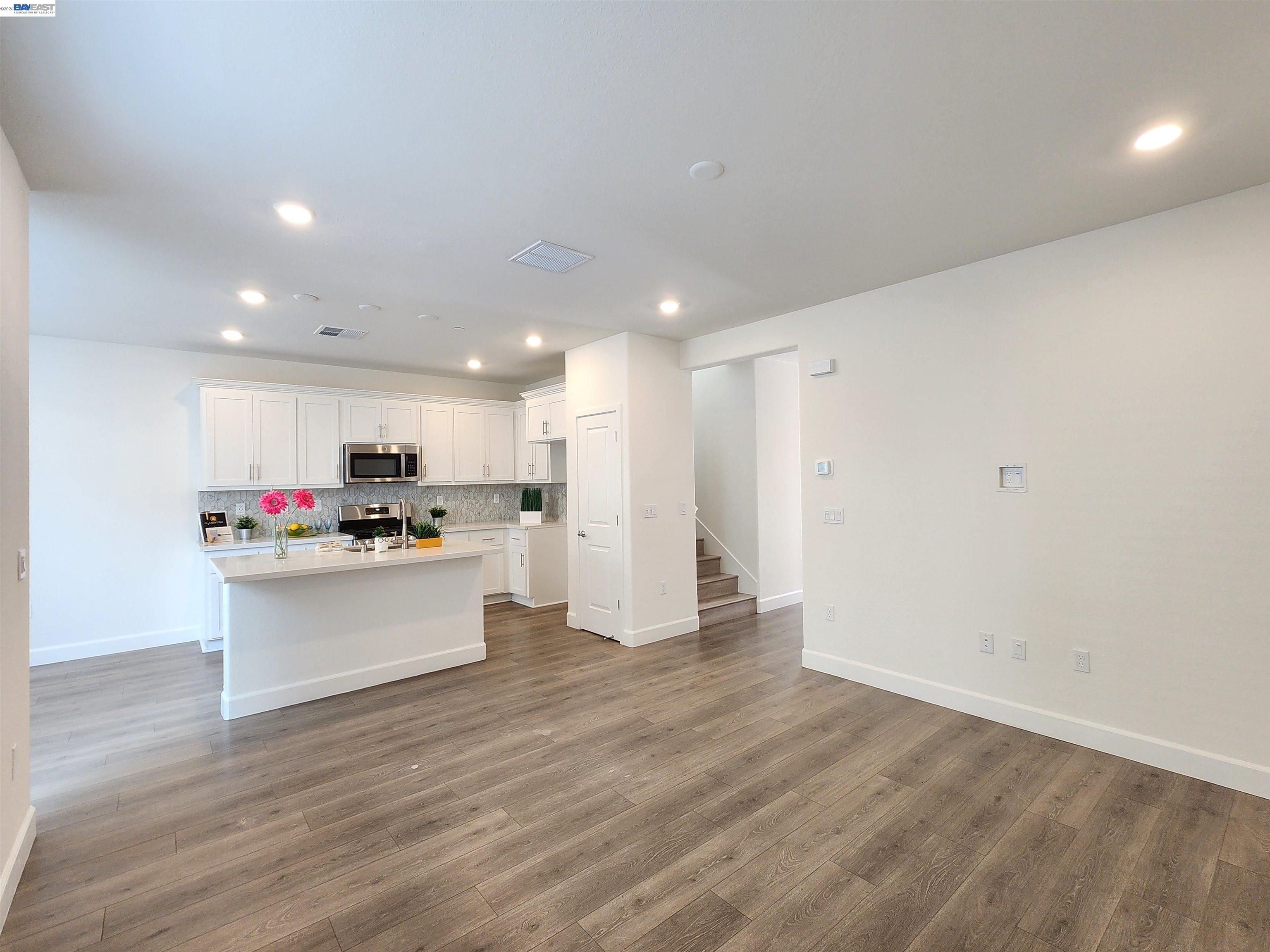 Detail Gallery Image 4 of 20 For 417 Mystic Ln, Pittsburg,  CA 94565 - 5 Beds | 4 Baths