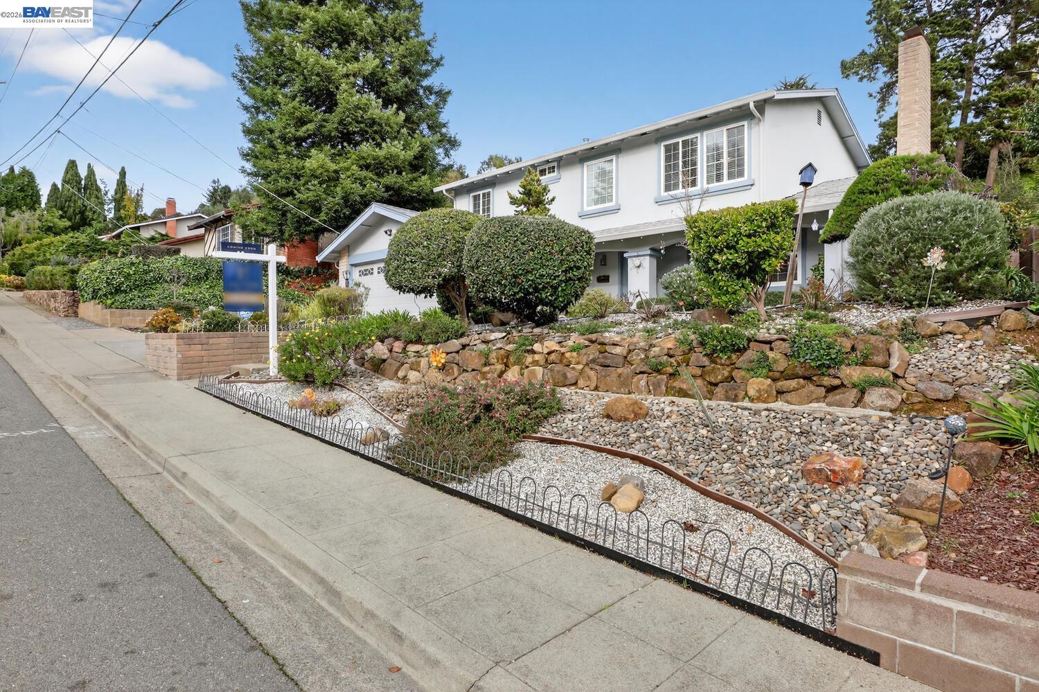 Detail Gallery Image 3 of 50 For 5827 Cold Water Drive, Castro Valley,  CA 94552 - 5 Beds | 2/1 Baths