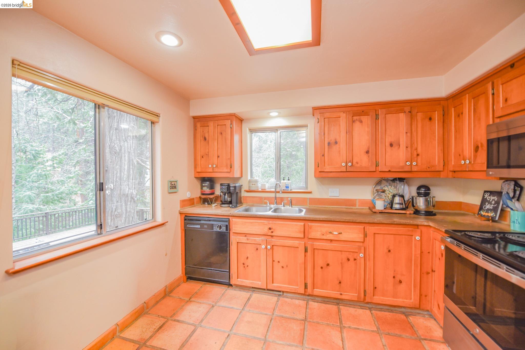 Detail Gallery Image 9 of 39 For 24132 Awahanee Rd, Sonora,  CA 95370 - 3 Beds | 2 Baths