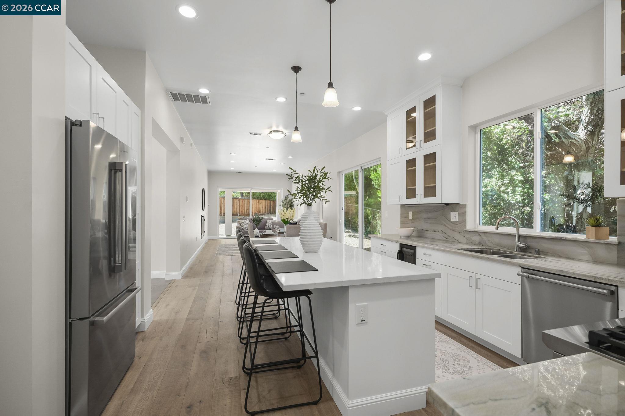 Detail Gallery Image 10 of 31 For 208 Valley View Pl, El Sobrante,  CA 94803 - 4 Beds | 3 Baths