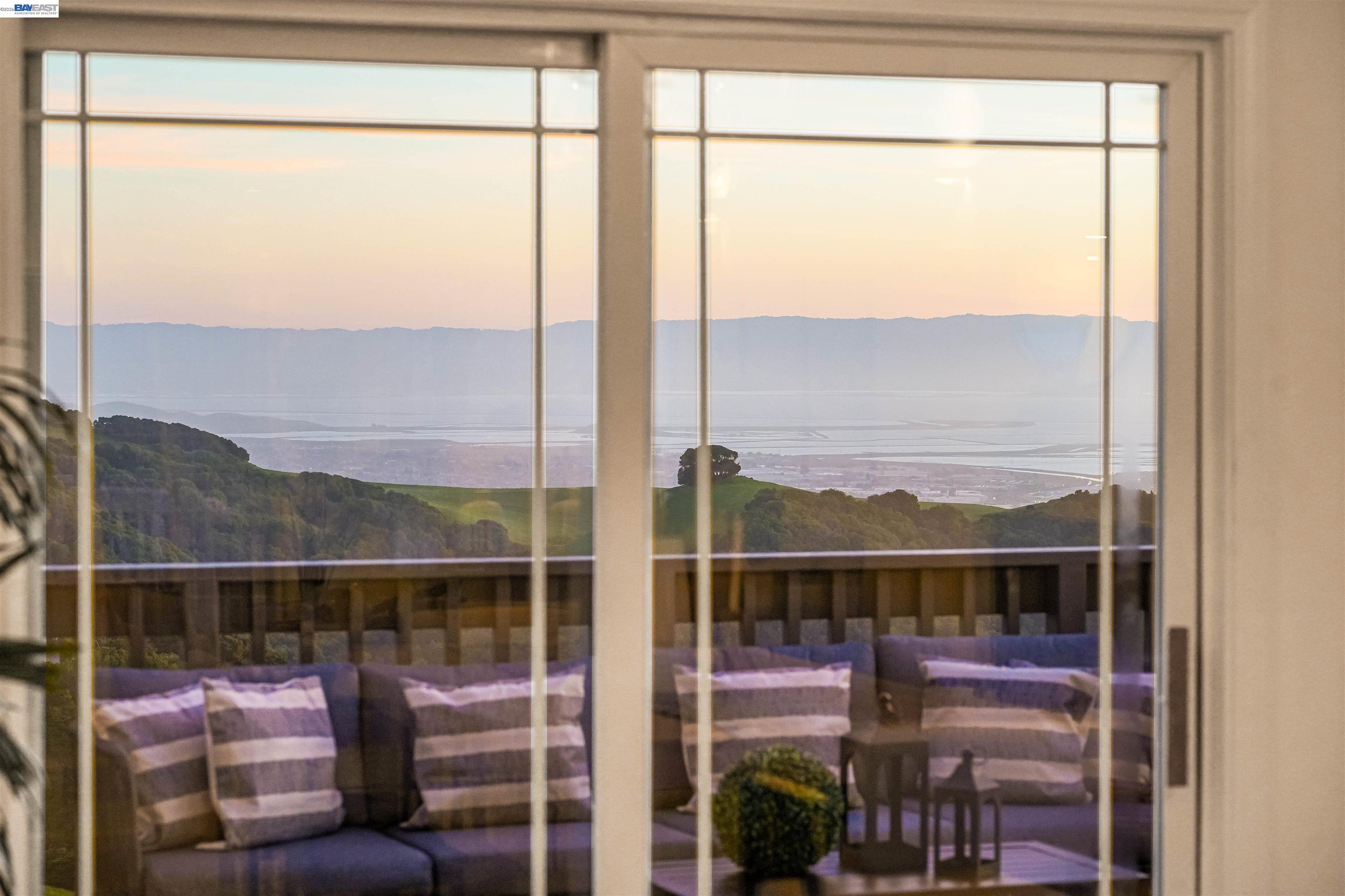 Detail Gallery Image 15 of 60 For 3499 La Mesa Dr, Hayward,  CA 94542 - 5 Beds | 3/1 Baths