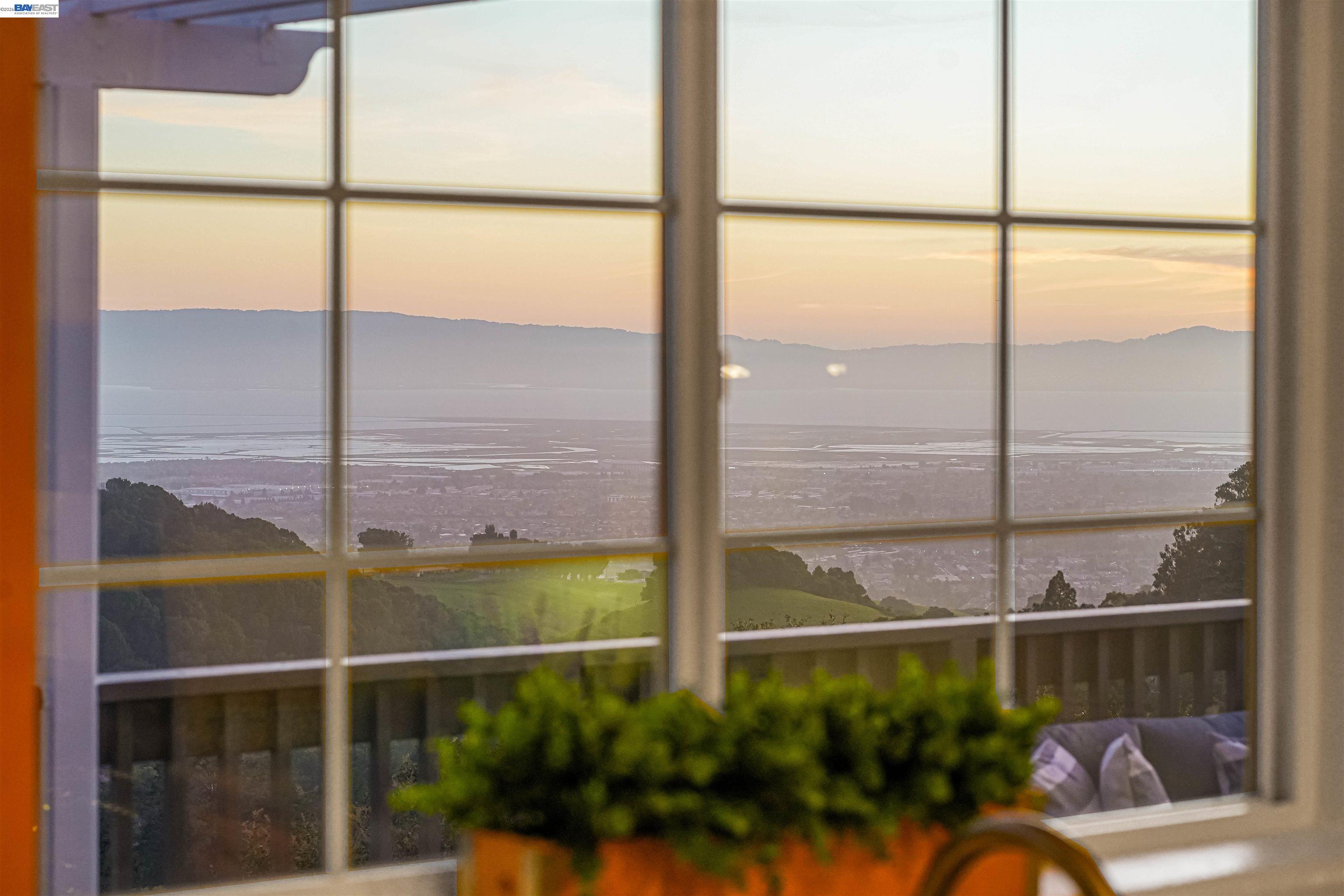 Detail Gallery Image 23 of 60 For 3499 La Mesa Dr, Hayward,  CA 94542 - 5 Beds | 3/1 Baths