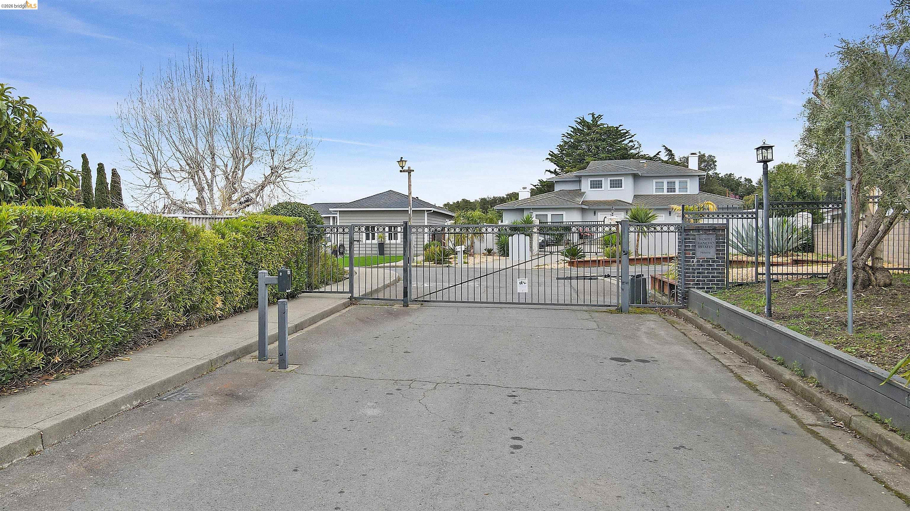 Detail Gallery Image 4 of 38 For 8 North Rancho Ct., Pinole,  CA 94803 - 5 Beds | 4 Baths