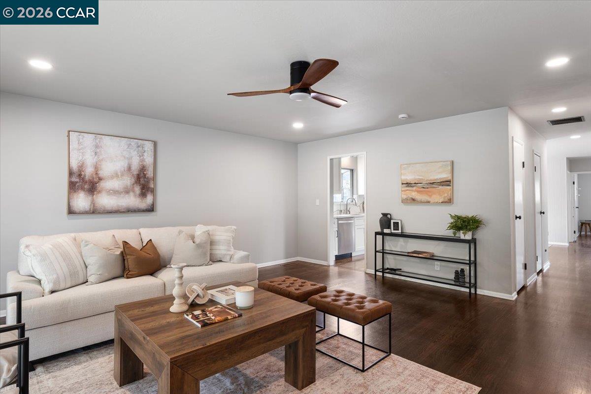 Detail Gallery Image 8 of 33 For 141 Del Mar Dr., Salinas,  CA 93901 - 3 Beds | 2 Baths