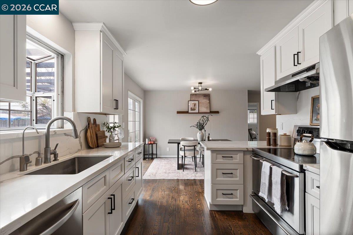 Detail Gallery Image 9 of 33 For 141 Del Mar Dr., Salinas,  CA 93901 - 3 Beds | 2 Baths