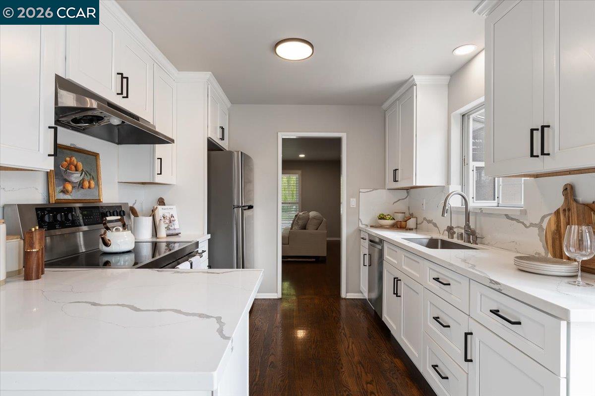 Detail Gallery Image 10 of 33 For 141 Del Mar Dr., Salinas,  CA 93901 - 3 Beds | 2 Baths