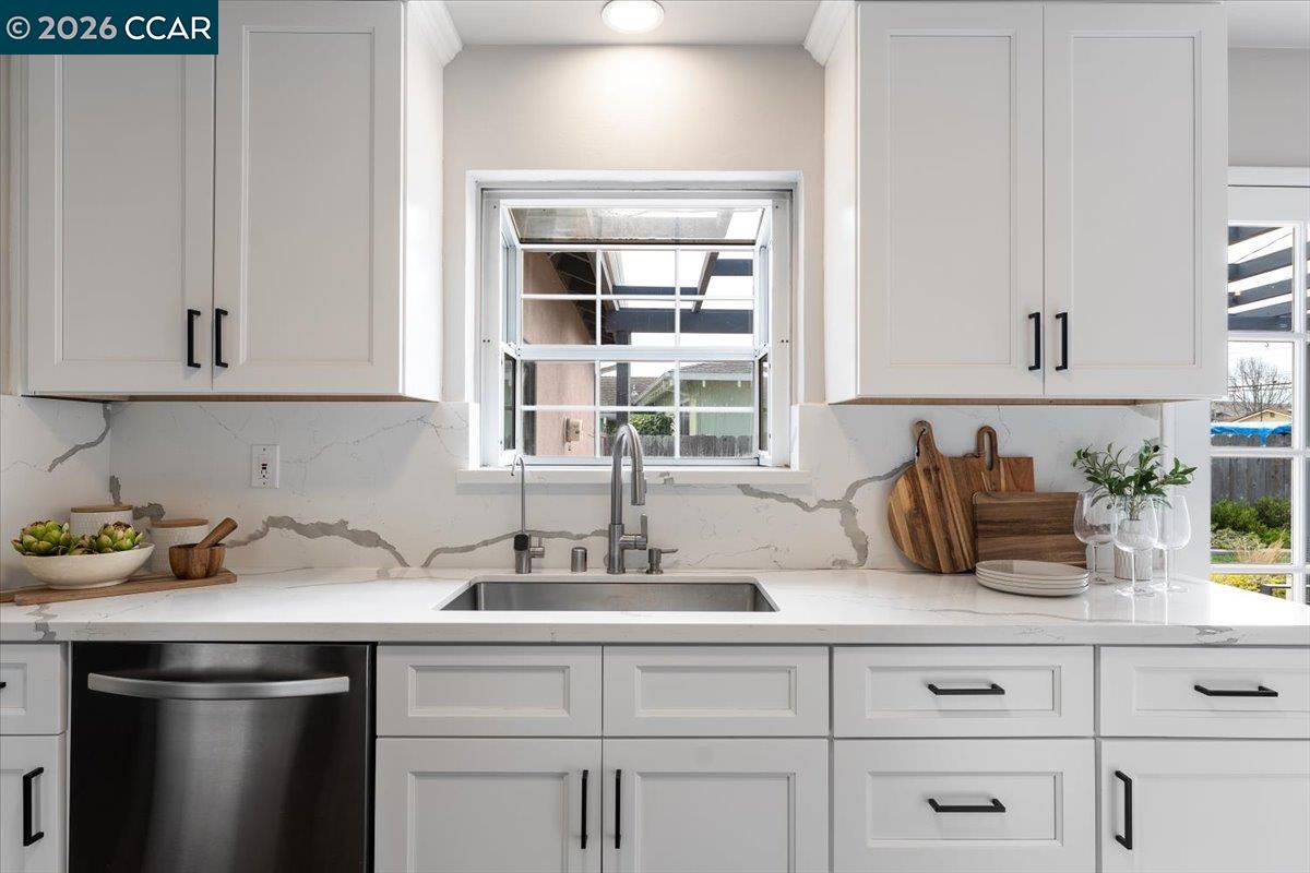 Detail Gallery Image 12 of 33 For 141 Del Mar Dr., Salinas,  CA 93901 - 3 Beds | 2 Baths