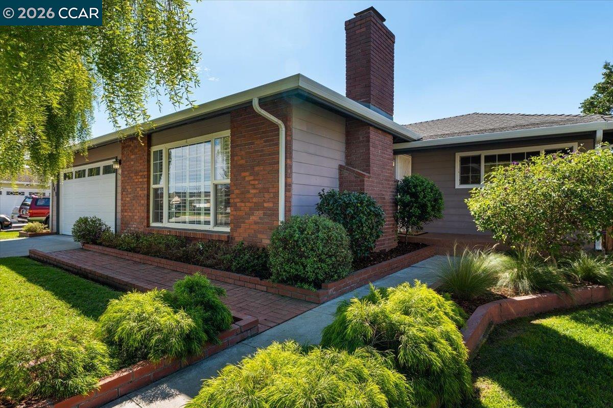 Detail Gallery Image 4 of 33 For 141 Del Mar Dr., Salinas,  CA 93901 - 3 Beds | 2 Baths