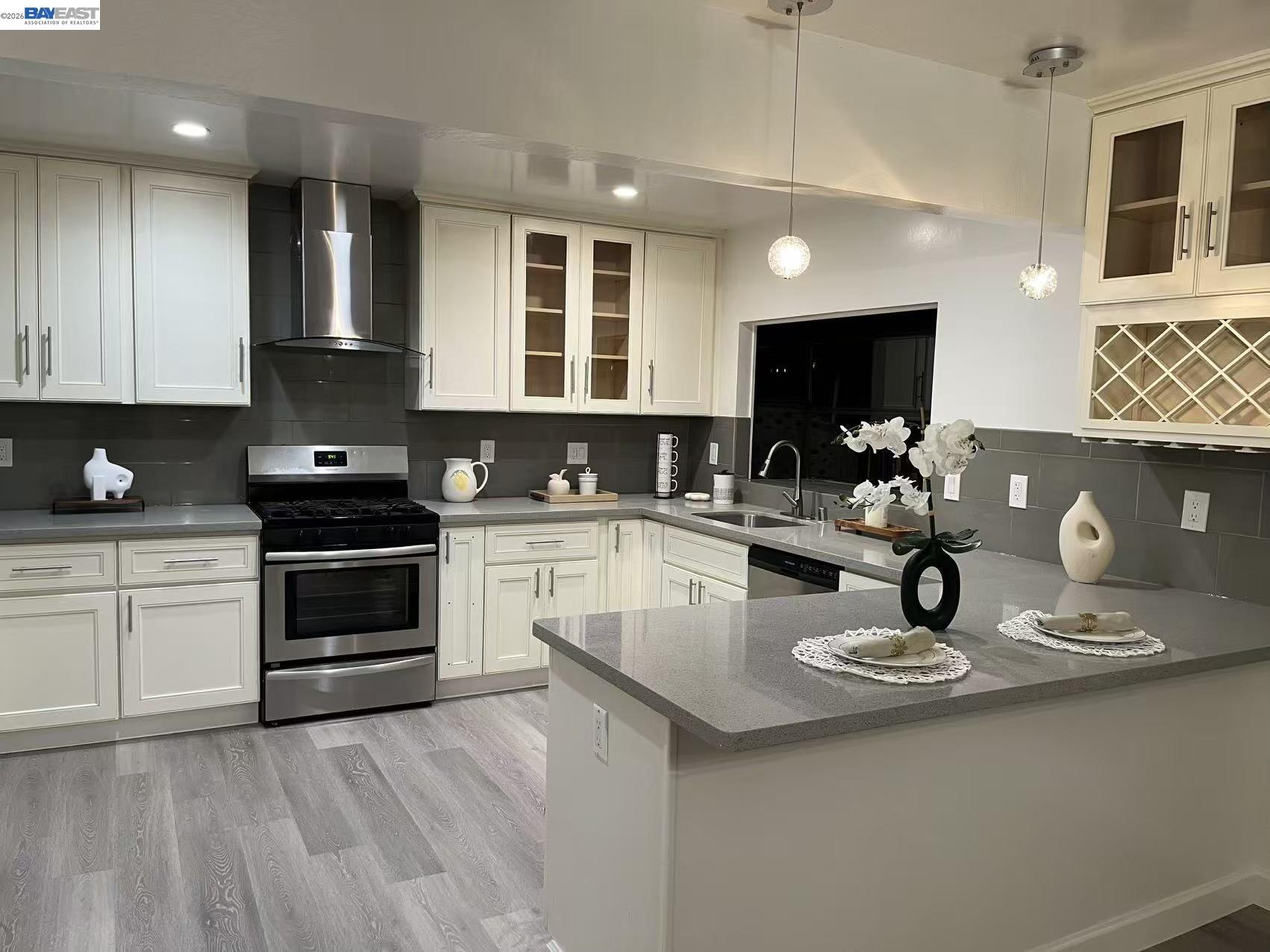 Detail Gallery Image 2 of 5 For 536 Golf Club Rd, Pleasant Hill,  CA 94523 - 3 Beds | 3 Baths