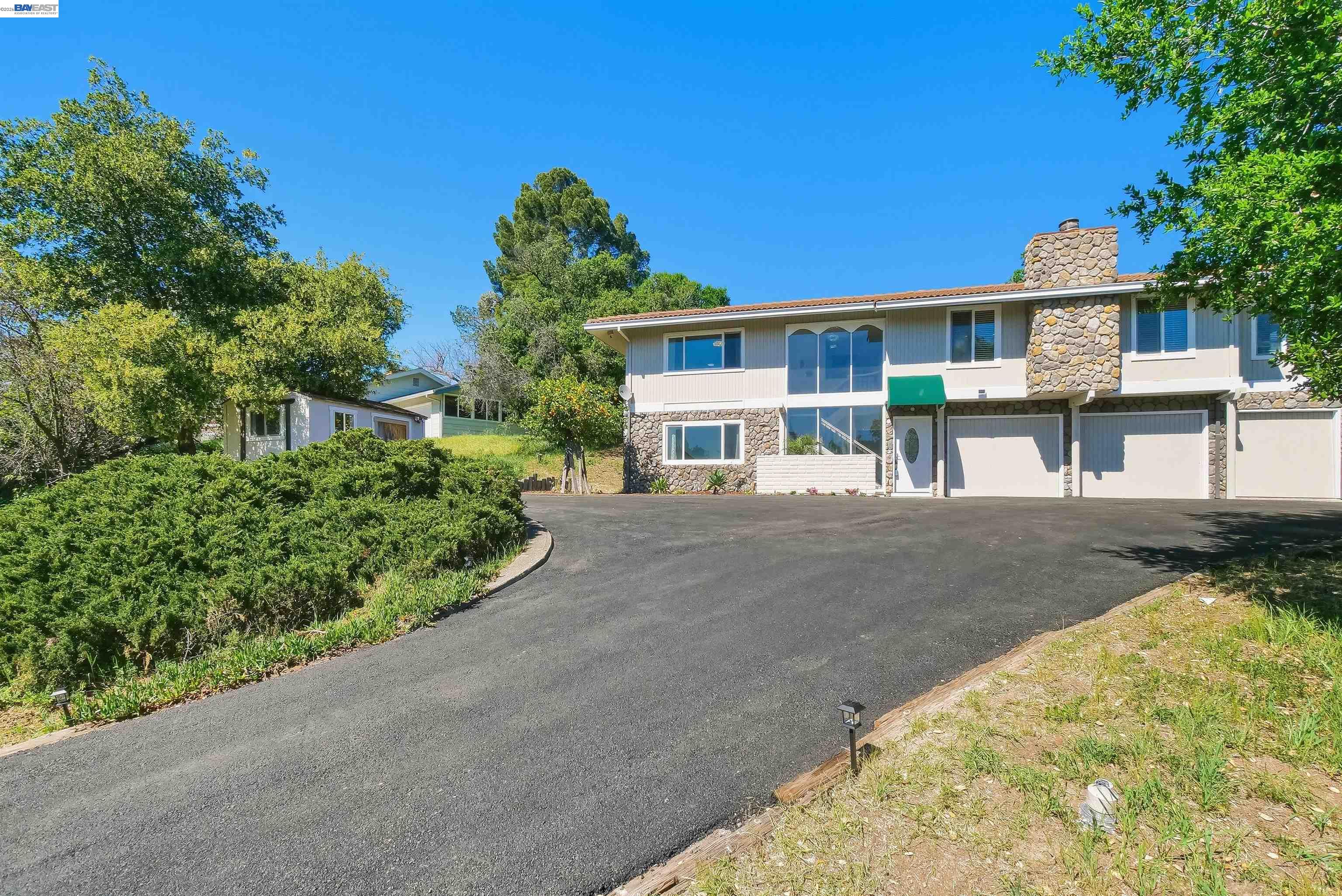 Detail Gallery Image 3 of 60 For 536 Golf Club Rd, Pleasant Hill,  CA 94523 - 3 Beds | 3 Baths