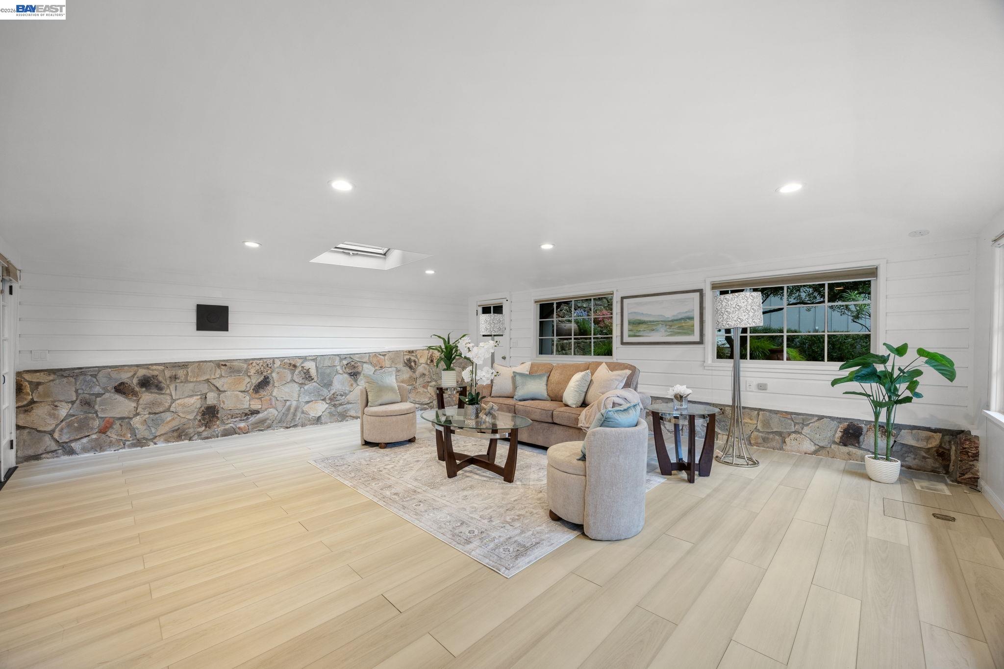 Detail Gallery Image 2 of 32 For 2976 Joaquin Miller Rd, Oakland,  CA 94602 - 2 Beds | 2 Baths