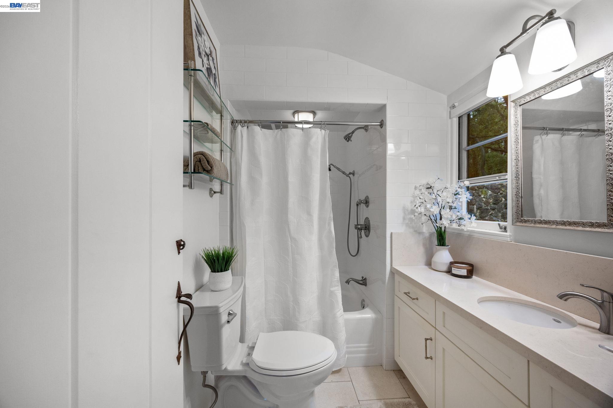 Detail Gallery Image 16 of 32 For 2976 Joaquin Miller Rd, Oakland,  CA 94602 - 2 Beds | 2 Baths