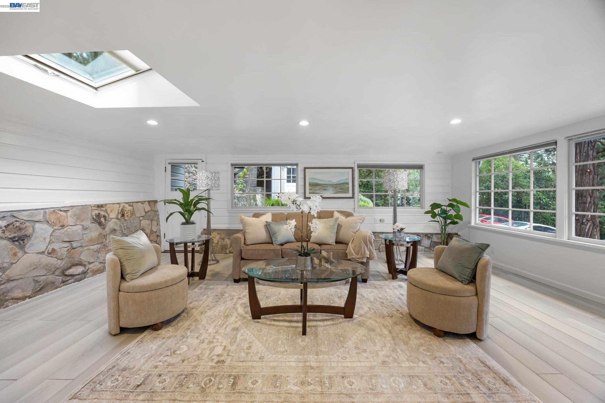 Detail Gallery Image 3 of 32 For 2976 Joaquin Miller Rd, Oakland,  CA 94602 - 2 Beds | 2 Baths