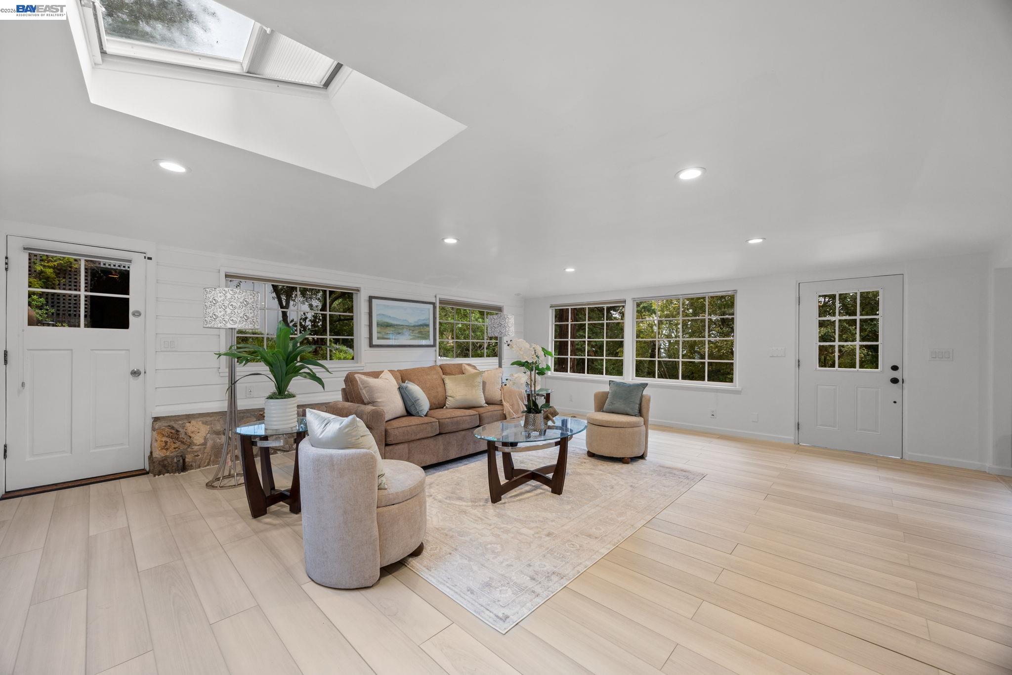 Detail Gallery Image 4 of 32 For 2976 Joaquin Miller Rd, Oakland,  CA 94602 - 2 Beds | 2 Baths