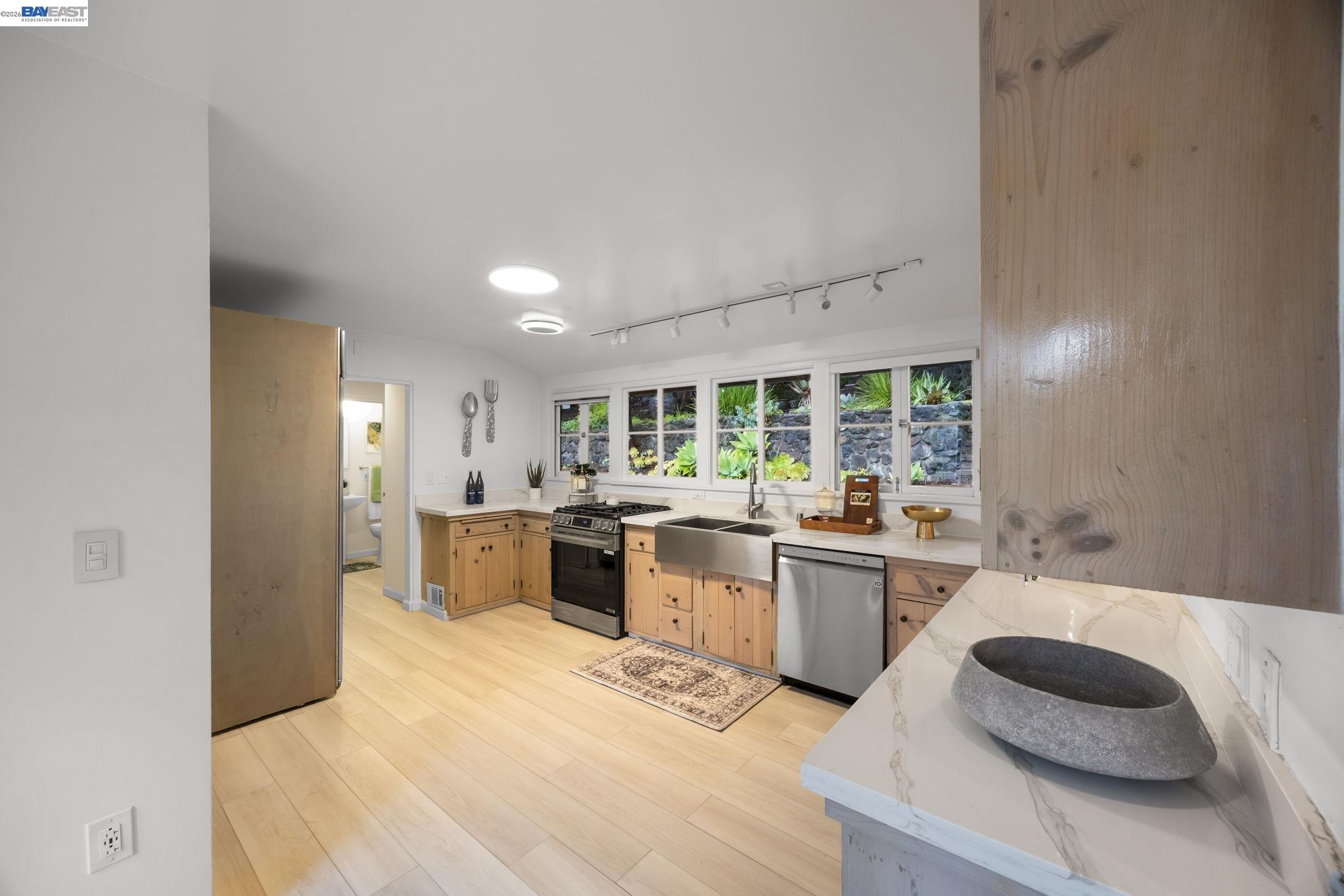 Detail Gallery Image 5 of 32 For 2976 Joaquin Miller Rd, Oakland,  CA 94602 - 2 Beds | 2 Baths