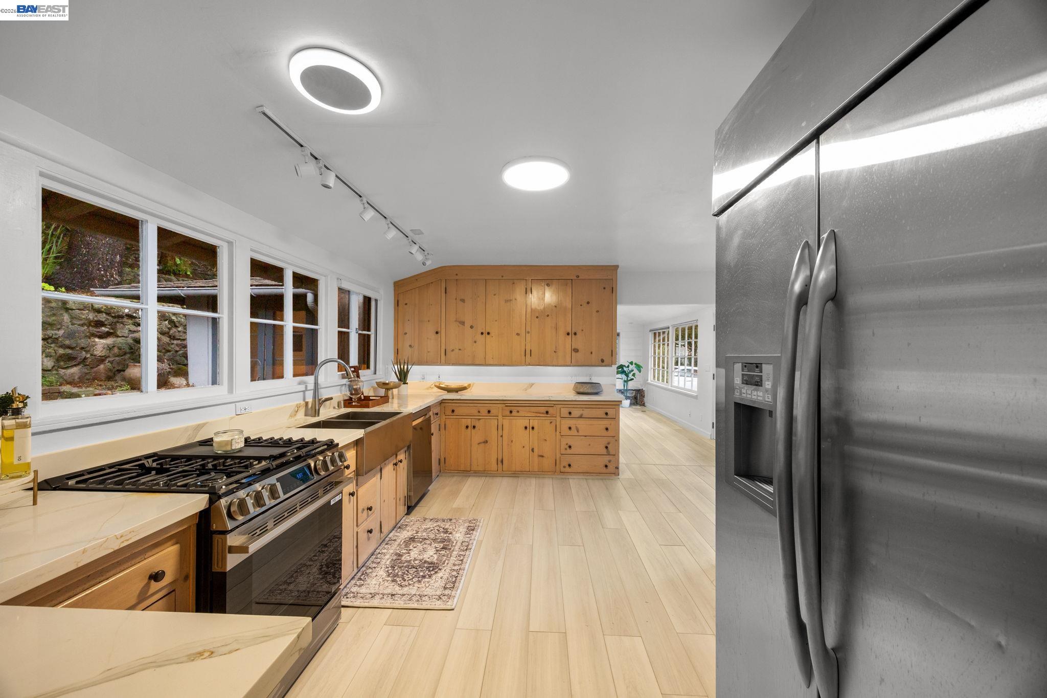 Detail Gallery Image 6 of 32 For 2976 Joaquin Miller Rd, Oakland,  CA 94602 - 2 Beds | 2 Baths