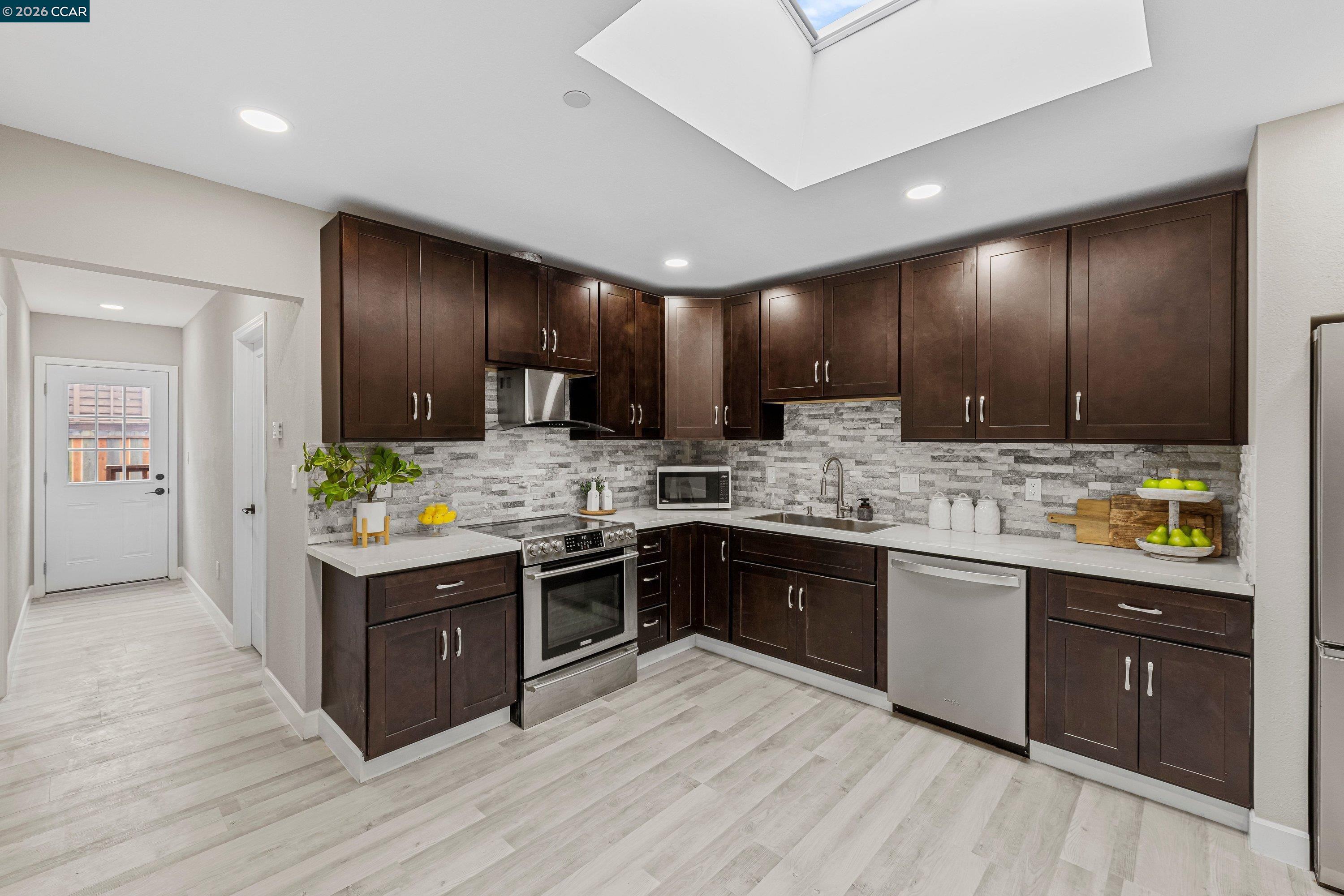 Detail Gallery Image 10 of 48 For 390 Guttenberg St, Daly City,  CA 94014 - 3 Beds | 2 Baths