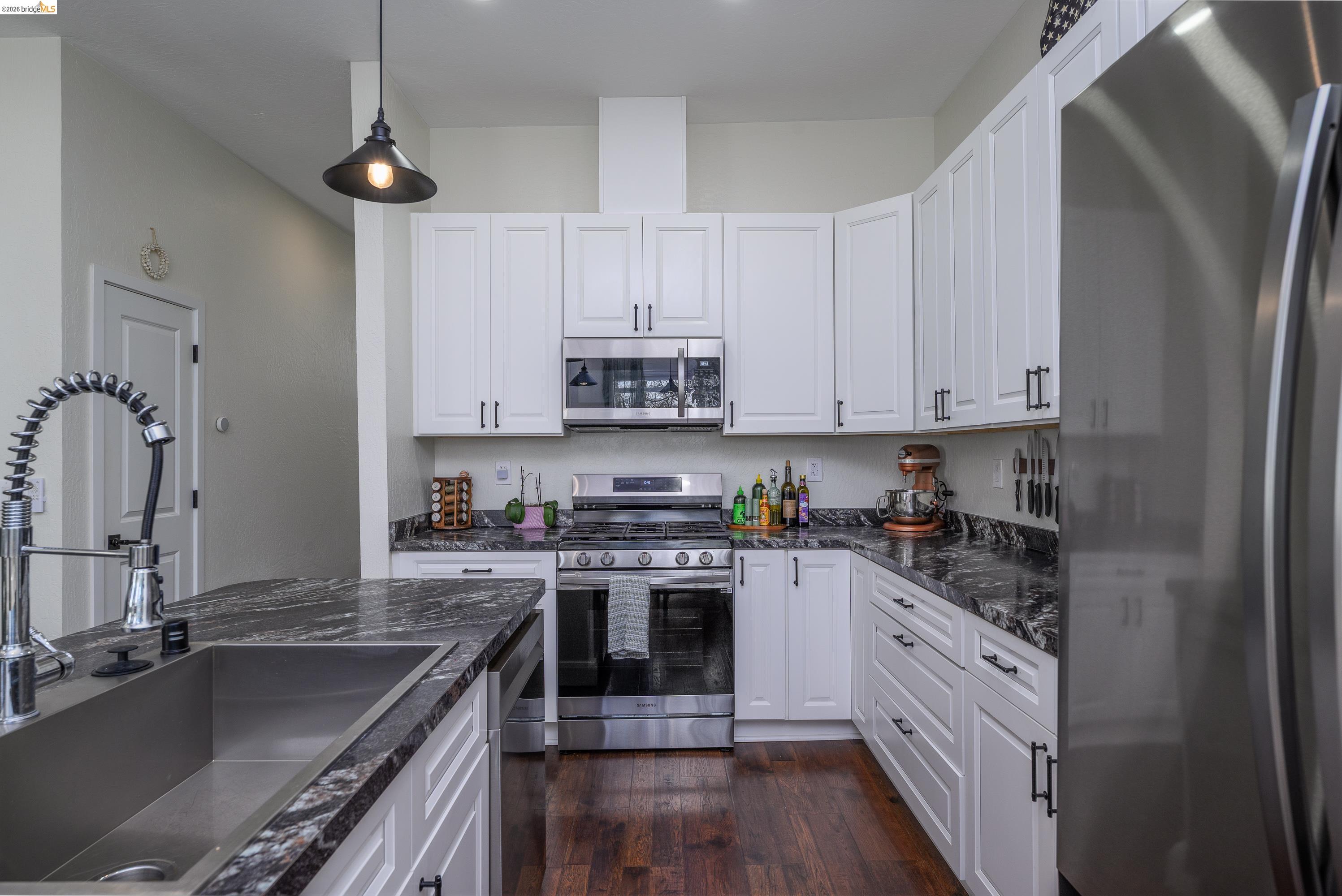 Detail Gallery Image 4 of 32 For 18370 Bay Ave, Tuolumne,  CA 95379 - 2 Beds | 2 Baths