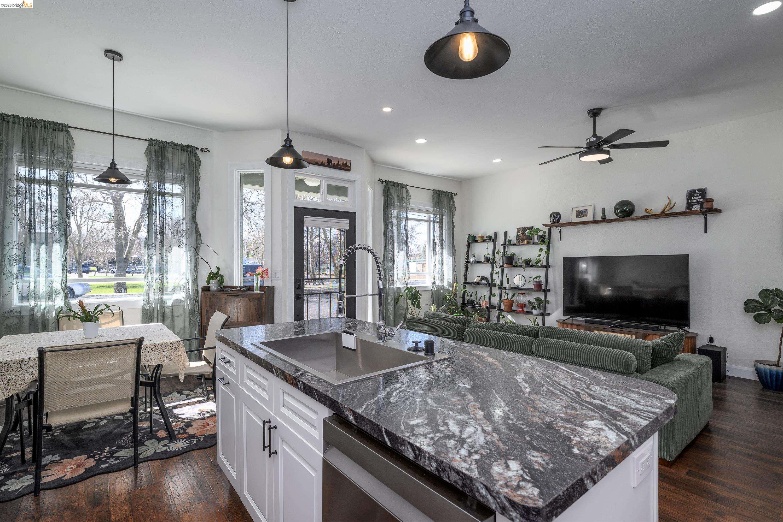 Detail Gallery Image 7 of 32 For 18370 Bay Ave, Tuolumne,  CA 95379 - 2 Beds | 2 Baths