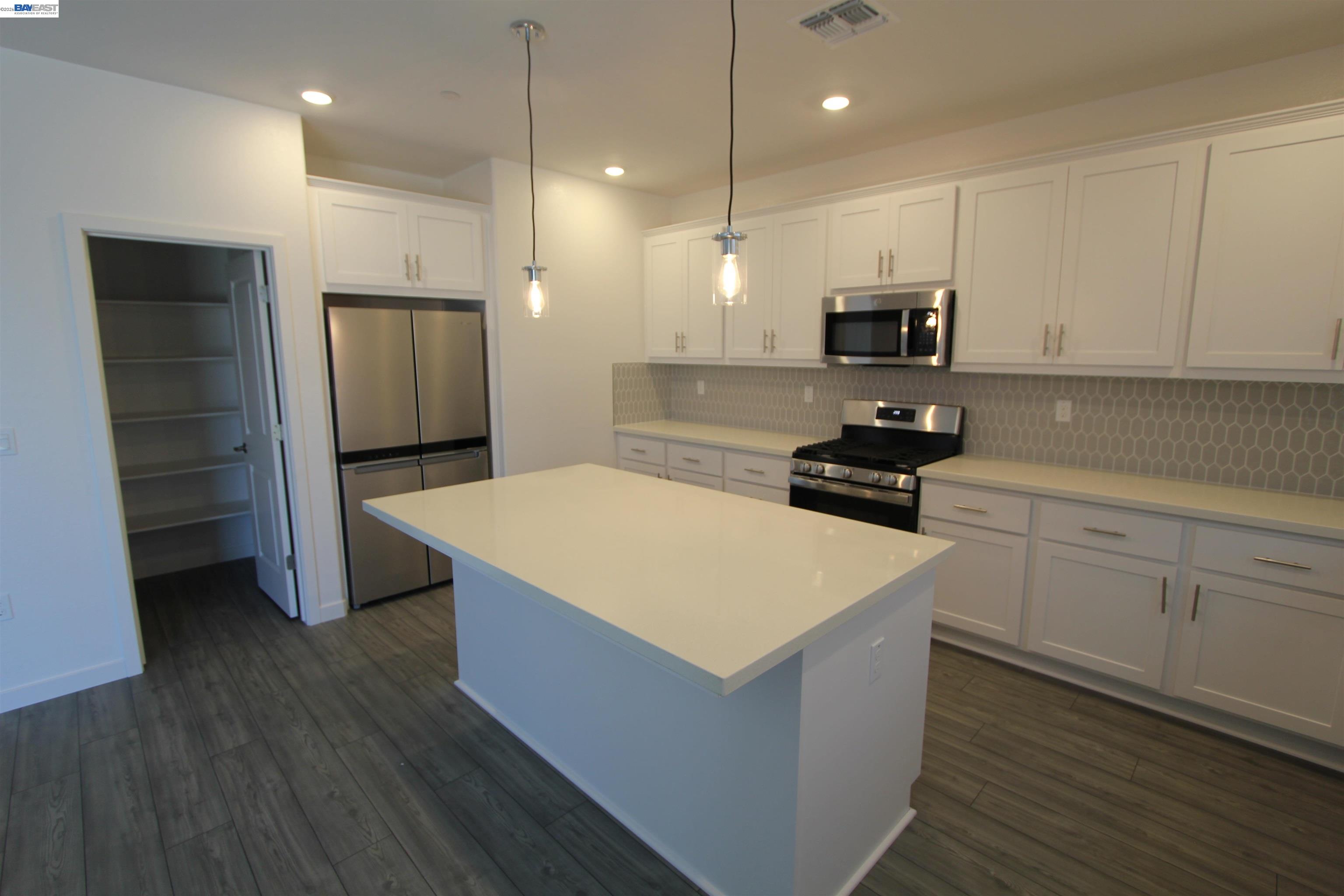 Detail Gallery Image 11 of 27 For 1008 Osprey Dr, Lathrop,  CA 95330 - 5 Beds | 3 Baths