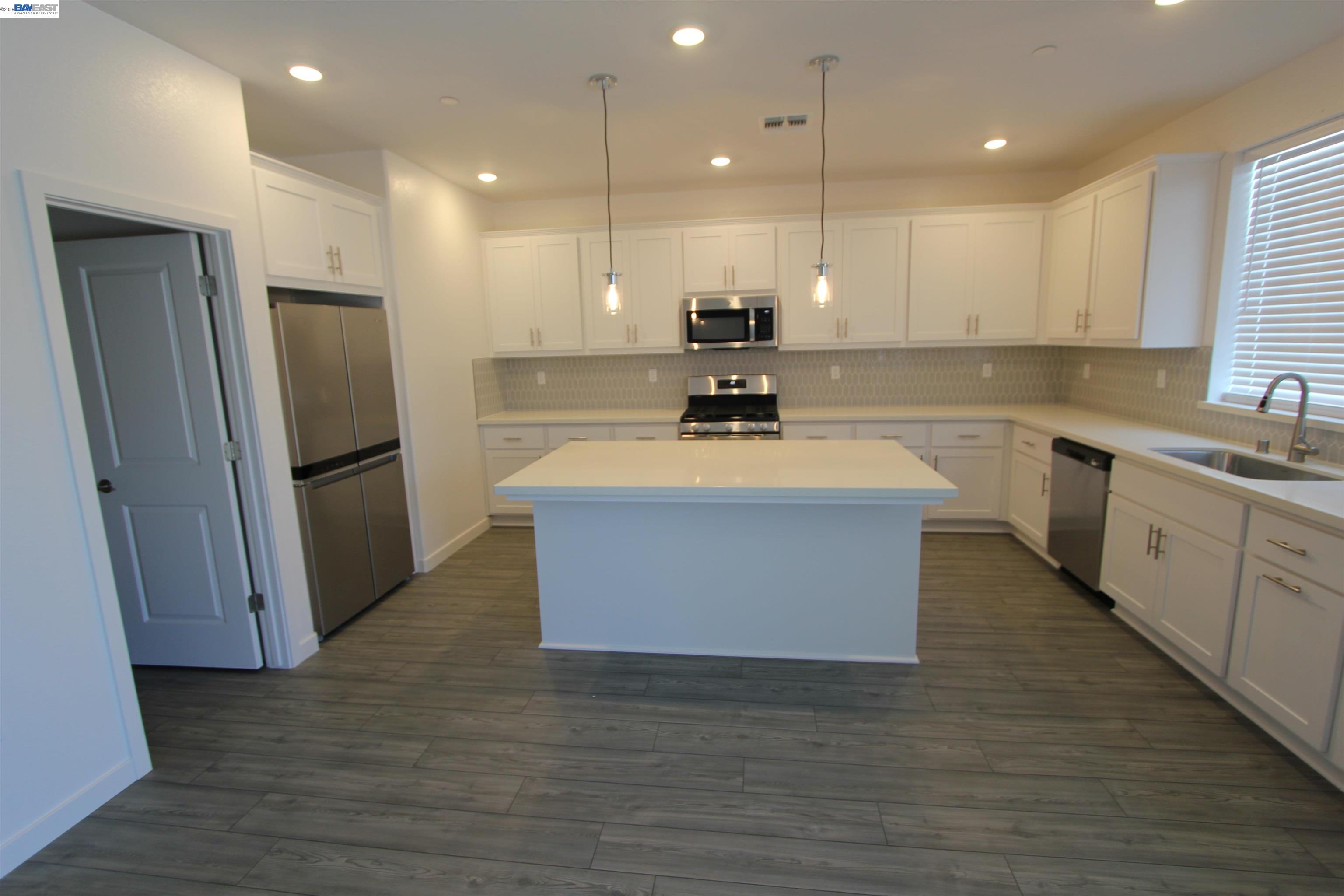 Detail Gallery Image 10 of 27 For 1008 Osprey Dr, Lathrop,  CA 95330 - 5 Beds | 3 Baths